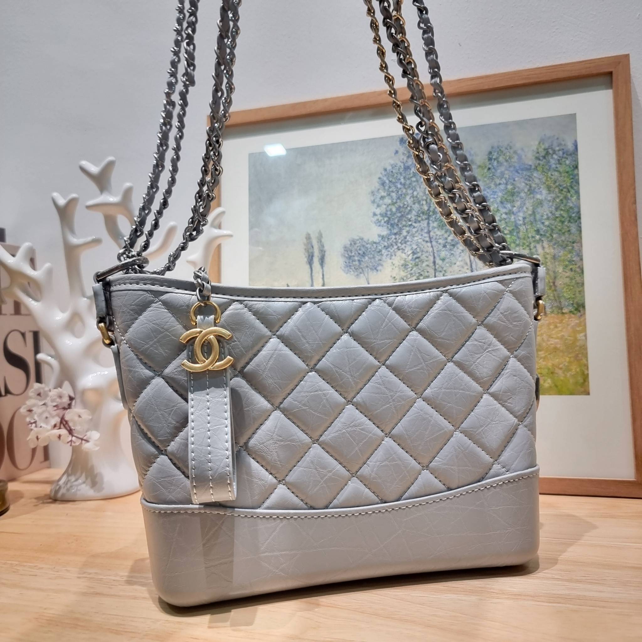 CHANEL Gabrielle Bag Medium สวยคลาสสิค No.1 ต้องยกให้ไอเท็มนี้เท่านั้น กับกระเป๋าสะพายซิกเนเจอร์ ดีไซน์ไม่เหมือนใคร เป็นเอกลักษณ์