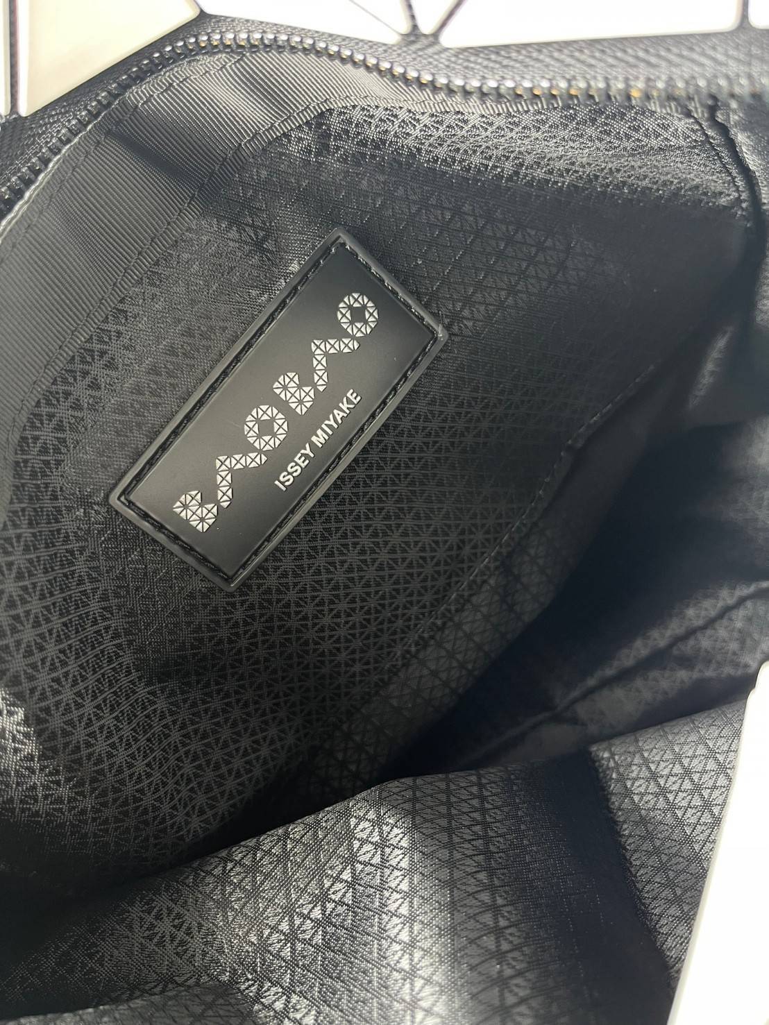 Bao Bao Issey Miyake ROCK MATTE ซีรีส์นี้จะเป็นทรงสี่เหลี่ยมผืนผ้า มีซิปปิดด้านบน ถือเป็นรุ่นที่เหมาะกับการใช้งานในชีวิตประจำวัน สามารถพับมุมและบริเวณด้านล่างของกระเป๋าเพื่อเพิ่มความสะดวกสบายในการใช้งาน ทั้งยังช่วยให้วางกระเป๋าในแนวตั้งได้อีกด้วย แผ่นต่อส