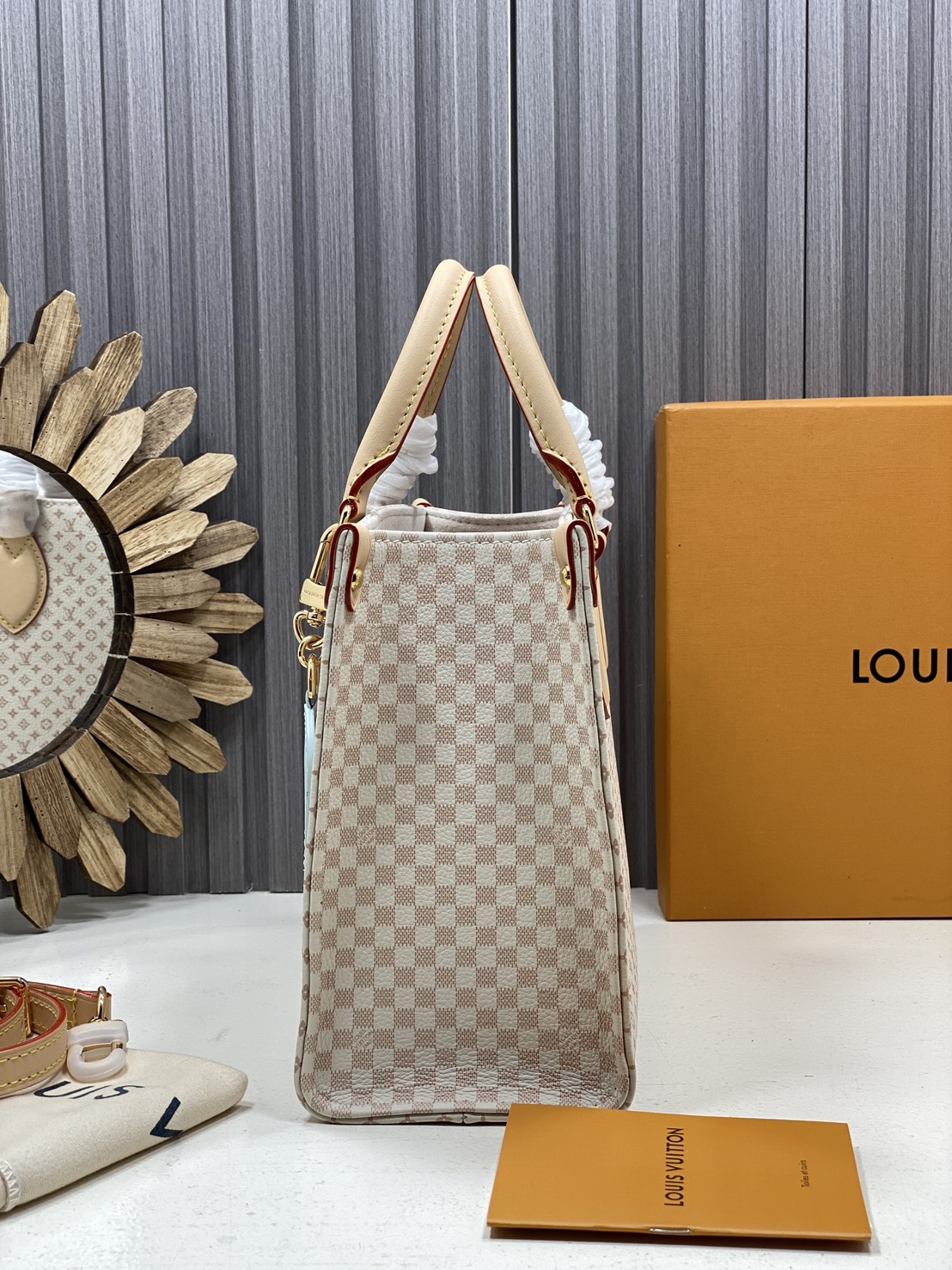 TOP ORI หนังแท้ | LV OnTheGo PM bag Azure Blue/Sand Beige กระเป๋าสะพายทรงโท้ท ในคอลเลกชัน LV Romance หนังแท้หรูหราประดับชาร์มแท็กกระเป๋าเดินทางมีชีวิตชีวา