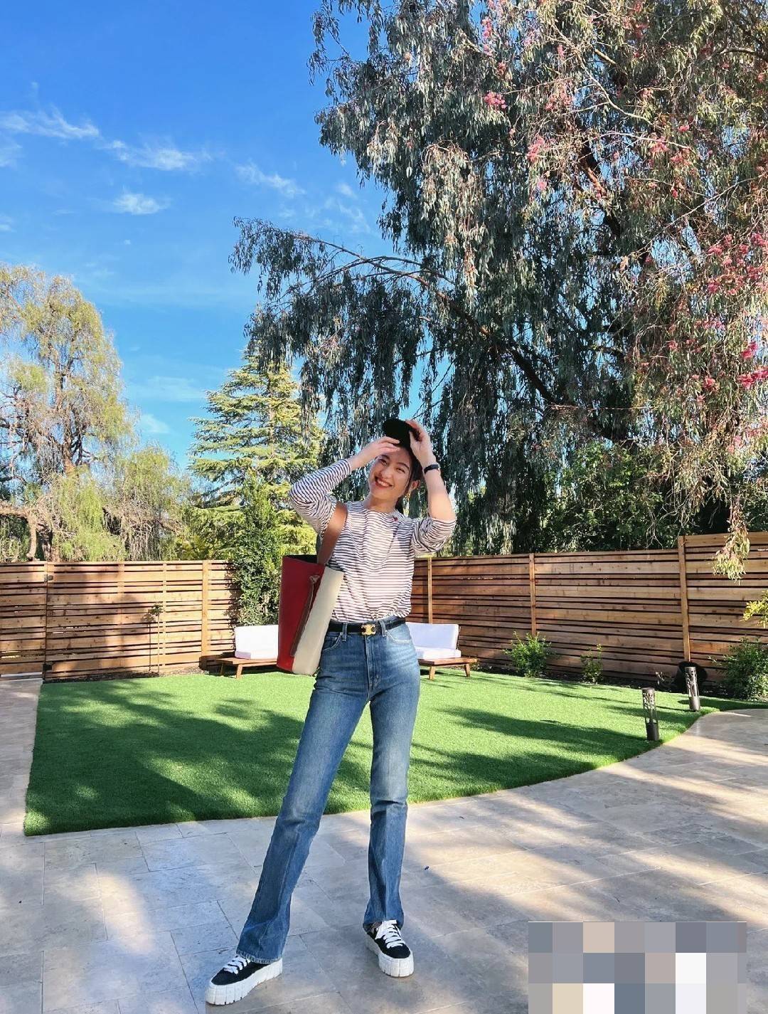 Celine belt with gift box set เข็มขัดซีลีนสุดคลาสสิค วินเทจ เรียบง่าย ผู้ดี เป็นซิกเนเจอร์ ด้วยดีไซน์อะไหล่สีทองวินเทจ ทำให้ใช้งานเป็น everyday use ได้เลย วัสดุหนังอย่างดี