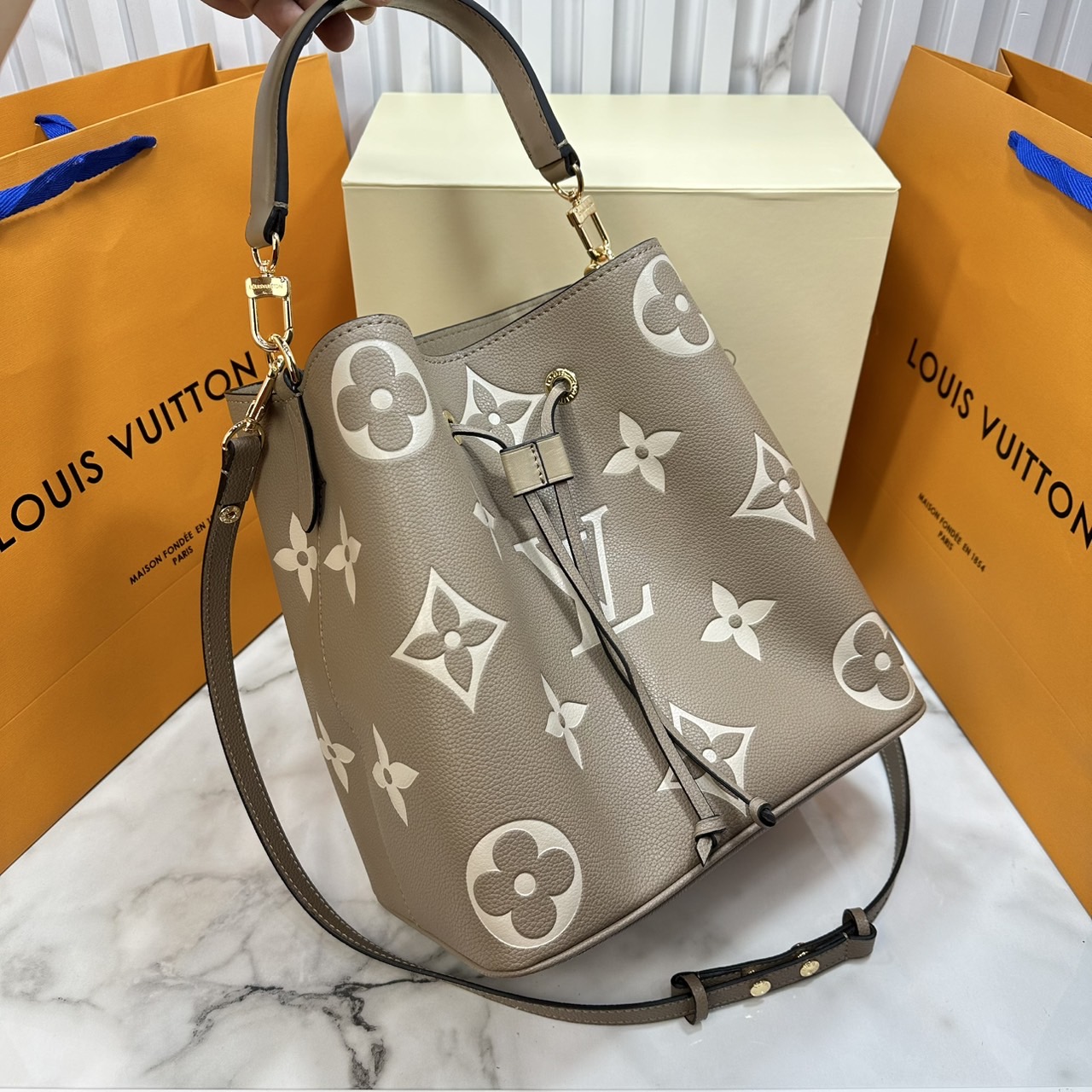 ORI หนังแท้ | LV NeoNoe MM Bucket bag Monogram Flower กระเป๋าสะพายทรงบัคเก็ต เอกลักษณ์ LV และลาย Monogram Flower อันโดดเด่นเพิ่มสไตล์ มีเสน่ห์ชวนหลงใหล