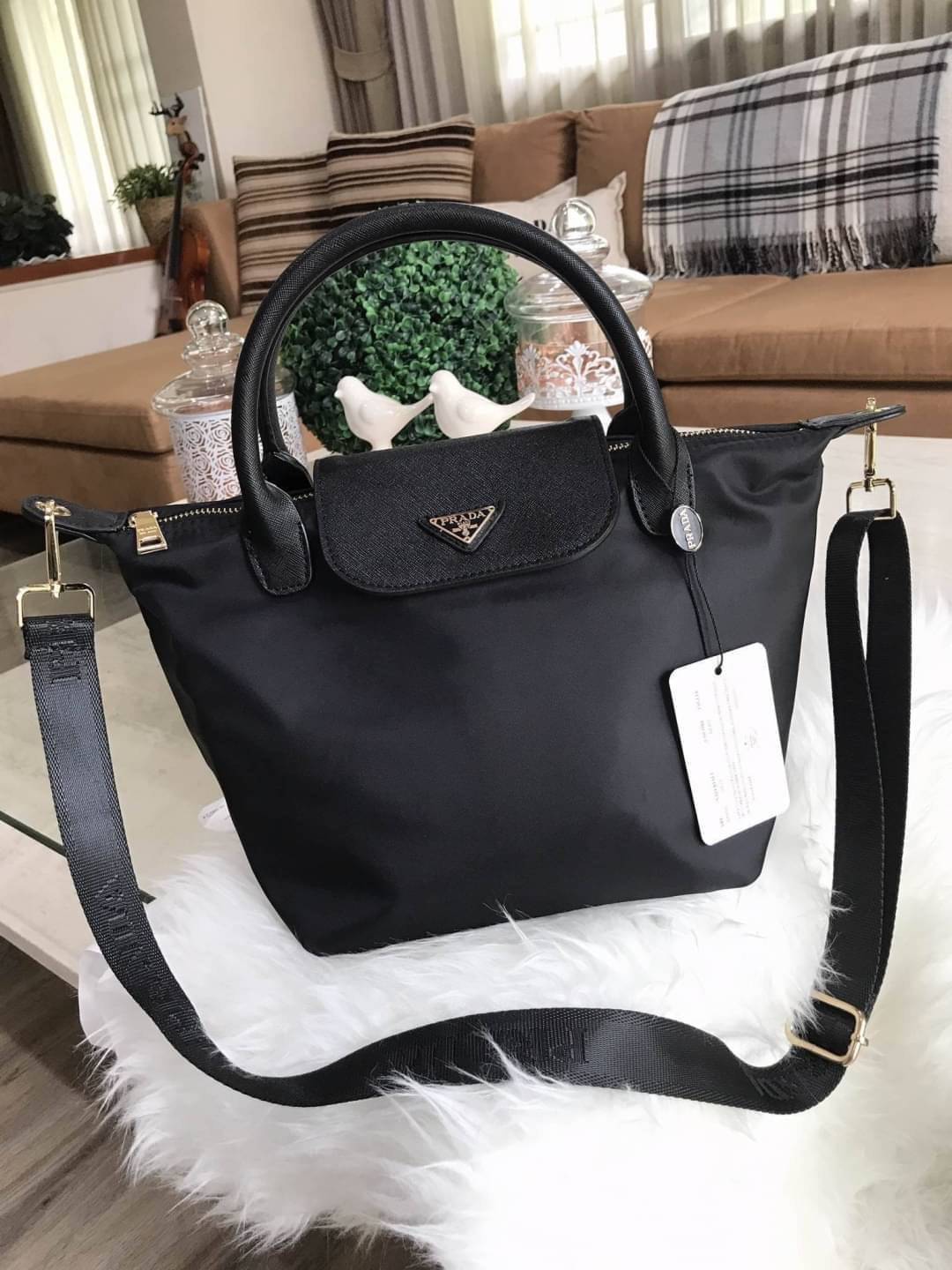 Best Seller !! กระเป๋าผ้าไนล่อน Longchamp Style จากงานพรีเมี่ยมกิ้ฟ รุ่น Limited edition จากแบรนด์ PRADA ตัวนี้ไซส์ mini🐰 **กำลังน่ารักคะ ด้านในมีช่องใส่ของ แบ่งเป็นสัดส่วน ใส่กปต.ยาว IPADmini ได้สบายค้า เหมาะกับการถือเป็น everyday look สุดๆ ใบนี้