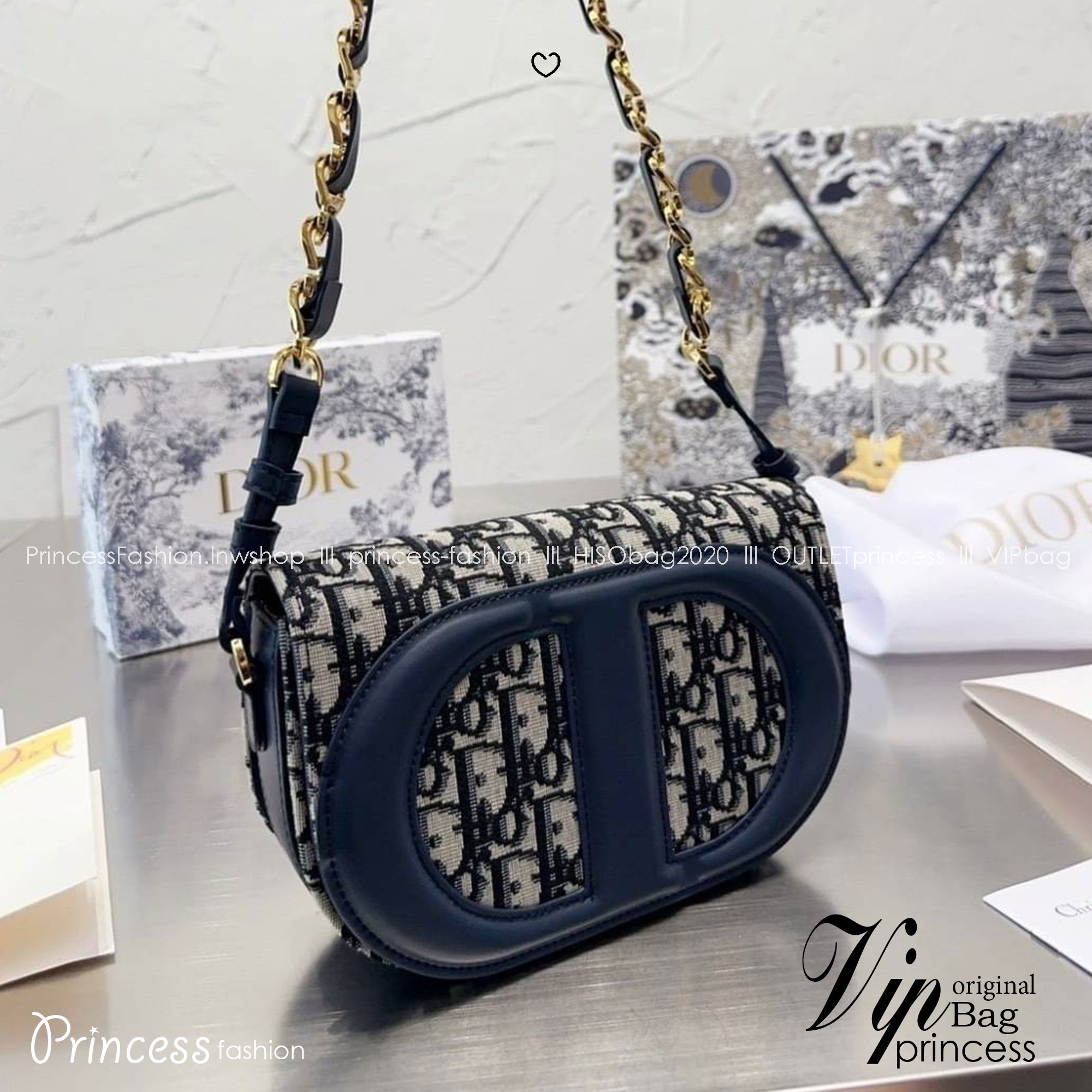 DIOR CD SIGNATURE BAG WITH STRAP กระเป๋าสะพายซิกเนเจอร์ ไอเท็มมาแรง ที่สวยแซ่บไม่มีไม่ได้เลย ไอเท็มมาแรง ที่สวยแซ่บไม่มีไม่ได้เลย โดดเด่นด้วยโลโก้เอกลักษณ์ สายสะพายมีดีเทลหรูสุดๆ