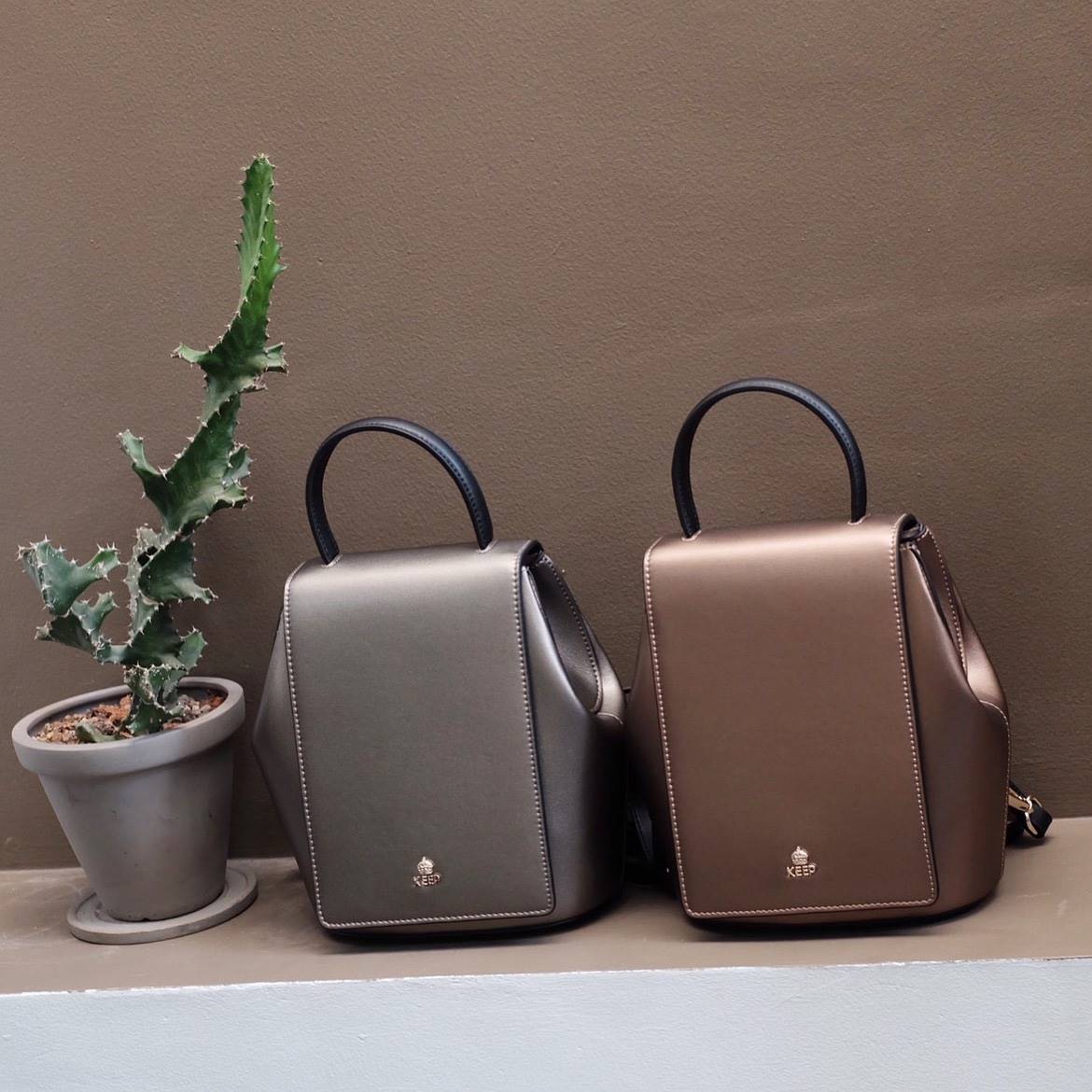 ทรงน่ารักมาก กระเป๋าเป้สะพายข้างได้ สี Glitter ✨ Limited รับ (summer) **KEEPBAG_Allma กระเป๋าเป้ใบใหม่เอาใจสาวทุกสไตล์เลยค่ะ 🌈🌈Summer นี้ ใครกำลังมองหากระเป๋าเป้ใบเล็ก เหมาะกับทุกๆวัน ใช้งานง่าย ใส่ของครบใบนี้แนะนำเลยค่า น้ำหนักเบา 