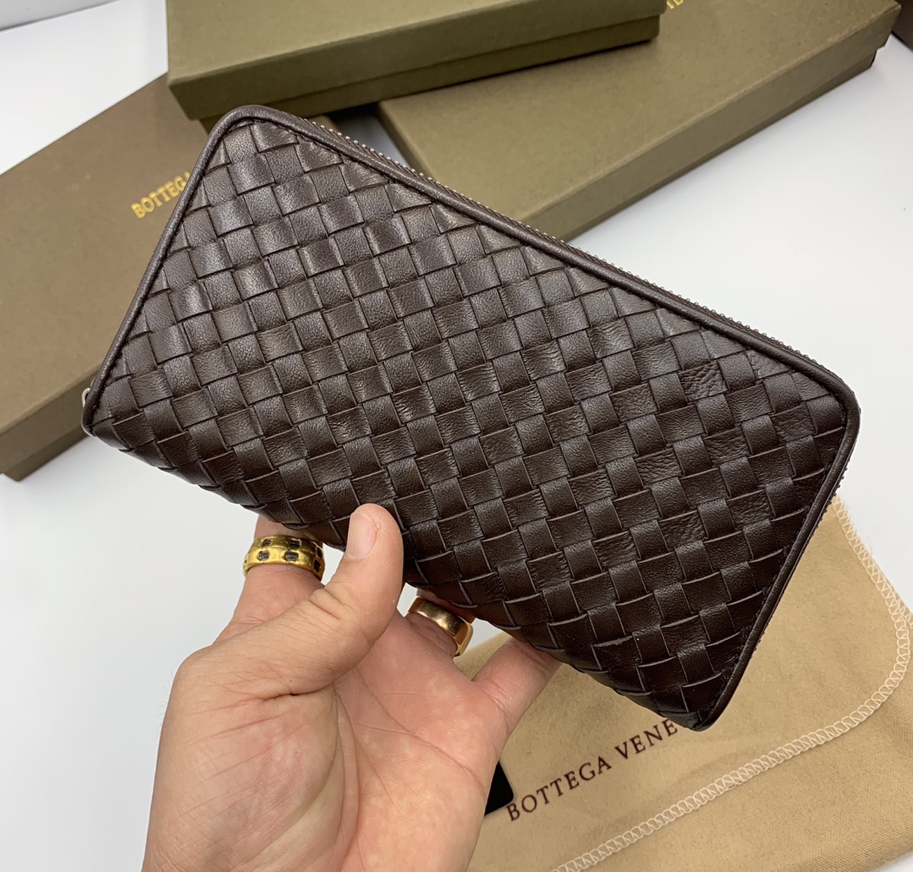 หนังแท้ BOTTEGA VENETA LONG WALLET ZIP AROUND / BV Wallet / BV Long Wallet พร้อมส่งที่ไทย กระเป๋าสตางค์ใบยาวซิปรอบ งานหนังแท้ทั้งใบ รุ่นตามหา เป็นรุ่นยอดนิยม ใช้ได้ทั้งหญิงชาย คลาสสิกหยิบมาใช้งานได้บ่อยที่สุด ใช้ทนทานได้นานภาพสินค้าถ่ายจากงานขายจริง ใช้งา