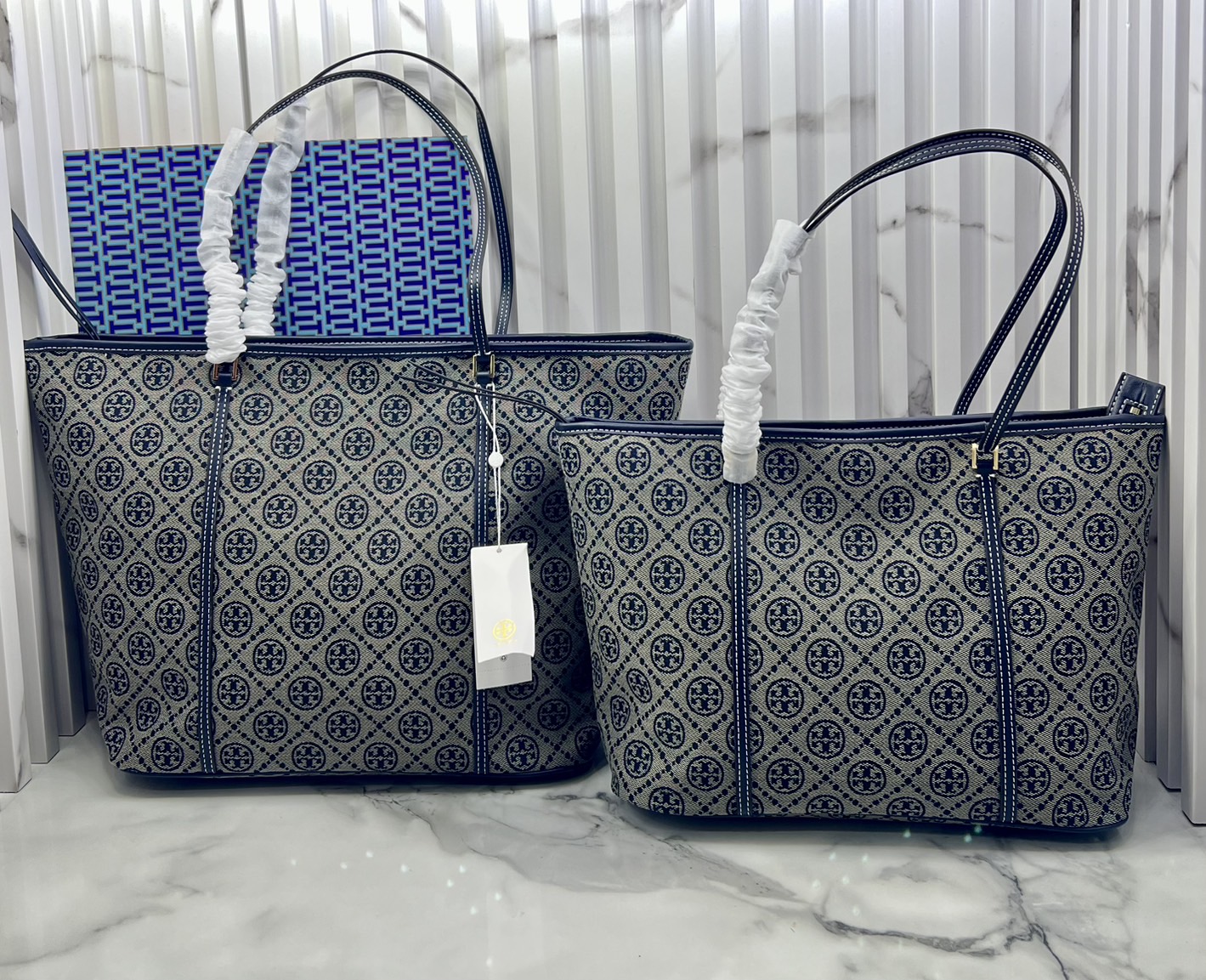 ORI หนังแท้ | Tory Burch T Monogram zip tote bag กระเป๋าทรงโท้ทใบใหญ่ทรงกว้างพร้อมใบเล็กเข้าเซ็ท ดีไซน์สายหนังแต่งคาดหน้า ตัวงานผ้าแจ็คการ์ดตัดขอบหนัง เดอะเบสท์ เซลเลอร์!!