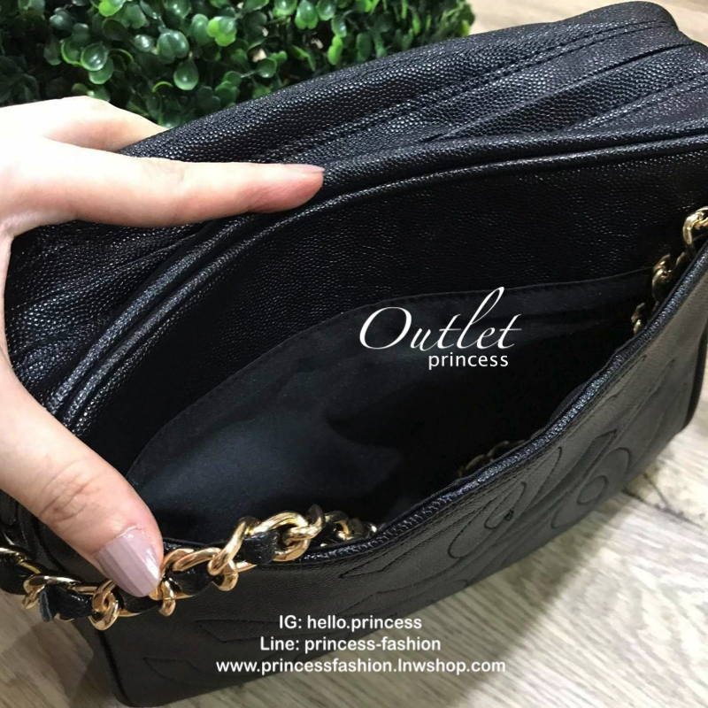 Chanel Shoulder Bag With Chain VIP Gift With Purchase (GWP) รุ่น Limited พรีเมี่ยมกิ้ฟ Chanel Perfume Counter ทรงเหลี่ยมขนาดกำลังดีวัสดุหนังคาเวียร์สวยหรูอยู่ทรง เปิดปิดด้วยซิปหัวซิปแบรนด์ ด้านหน้าปั้มโลโก้แบรนด์ ภายในมีโลโก้และช่องซิป ใส่กระเป๋าสตางค์ใบย