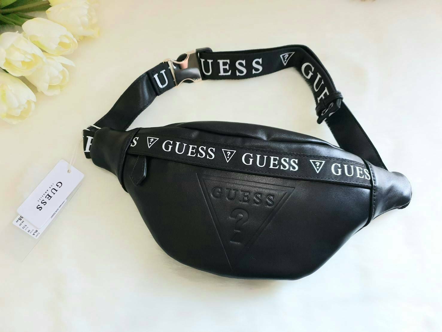 GUESS GESABEL GYM FANNY PACK กระเป๋าหนังคาดเอว/อก ด้านหน้าปั๊มโลโก้แบรนด์ทรงสามเหลี่ยม ตัวกระเป๋าเปิดปิดด้วยซิปใช้งานง่าย มี 2 ช่องซิป มีลูกเล่นซ่อนซิปหน้าคาดปิดด้วยสายพิมพ์โลโก้ ภายในกระเป๋าโล่งกว้าง สามารถใส่มือถือได้ทุกรุ่น จุของได้เยอะ รับรองถูกใจสาวๆ