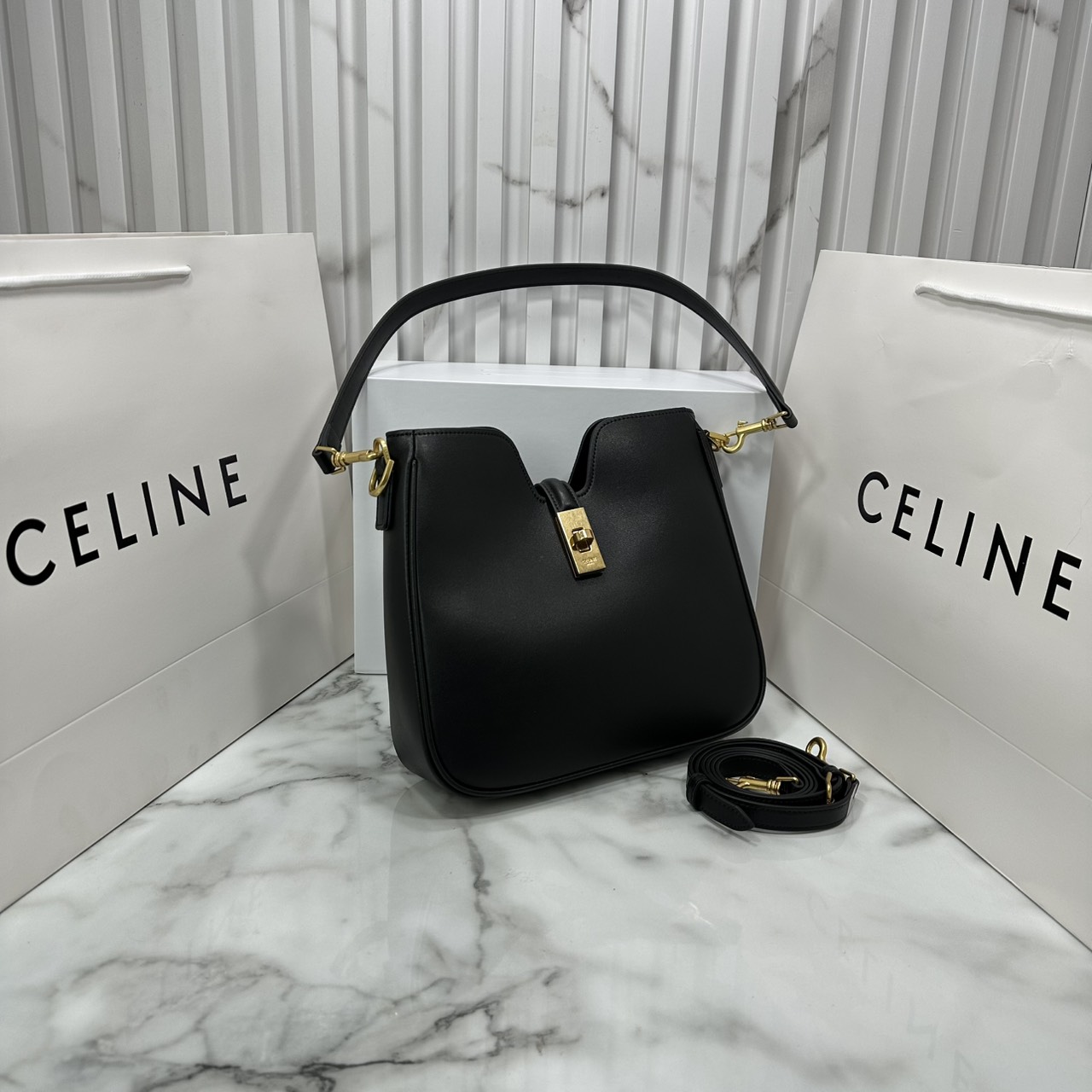 ORI หนังแท้ | CELINE SMALL CAMILLE 16 SOFT BAG IN SMOOTH LEATHER กระเป๋าสะพายรุ่นใหม่ล่าสุดของไลน์ 16 soft รูปทรงแบบโฮโบที่มาพร้อมดีไซน์ที่ใช้งานได้จริง หรูหราและโดดเด่น ฝาพับหนังกับตัวปิดแบบ Turnlock สีทองรูปทรงคล้ายอัญมณี