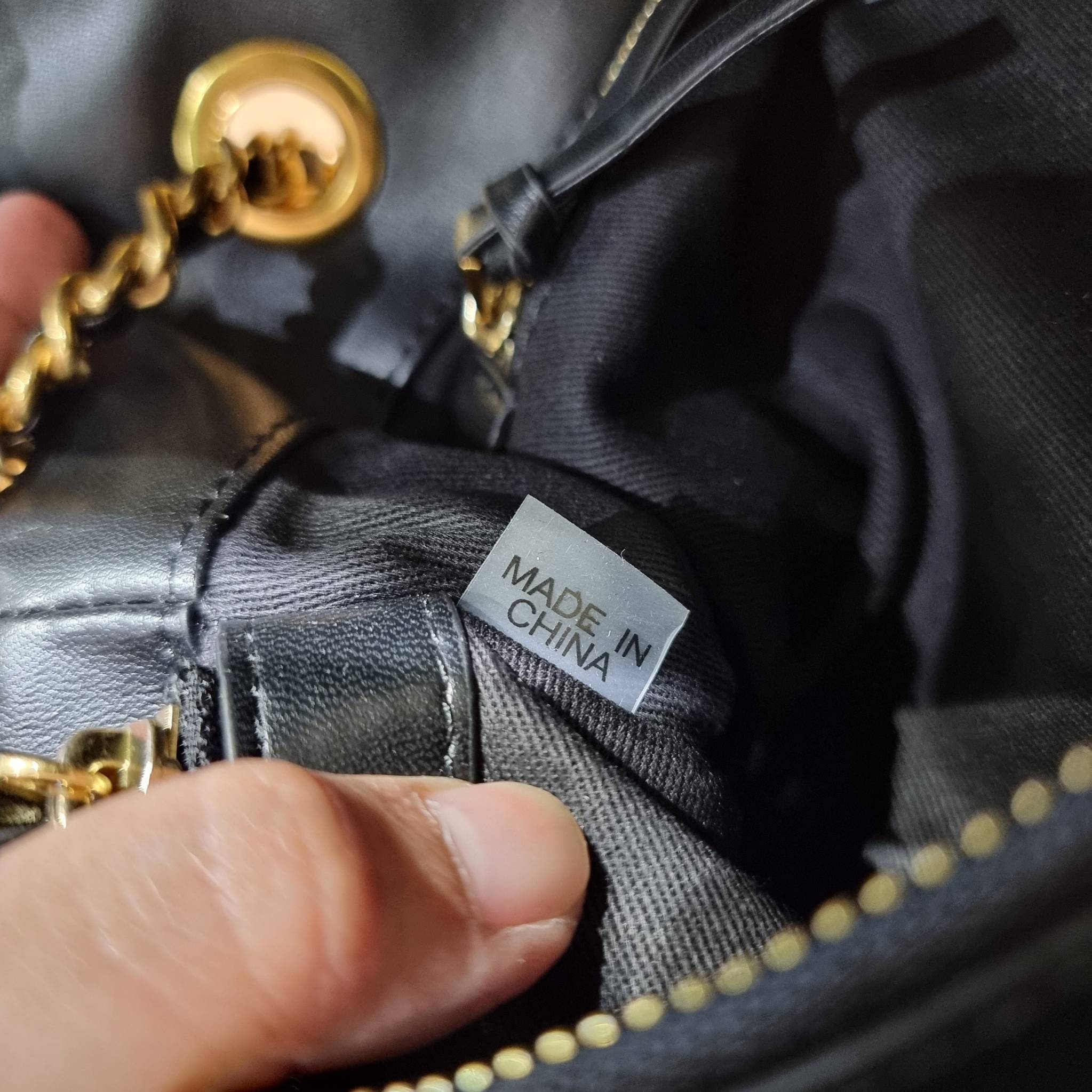 TORY BURCH FLEMING SOFT CONVERTIBLE SHOULDER BAG รุ่นหายากที่สาวๆตามหา มาพร้อมเสิร์ฟความสวยถึงบ้านไปเลยจ้า รอบนี้คัดสีสวยๆมาให้ได้ช้อปกันอย่างจุใจไปเลย กระเป๋าสะพายไหล่ หนังแท้นิ่มเต็มใบ สวยหรูดูแพง เปิด-ปิดด้วยตัวกดล็อคแน่นหนา สายสะพายในตัวปรับใช้ได้ 2 แ