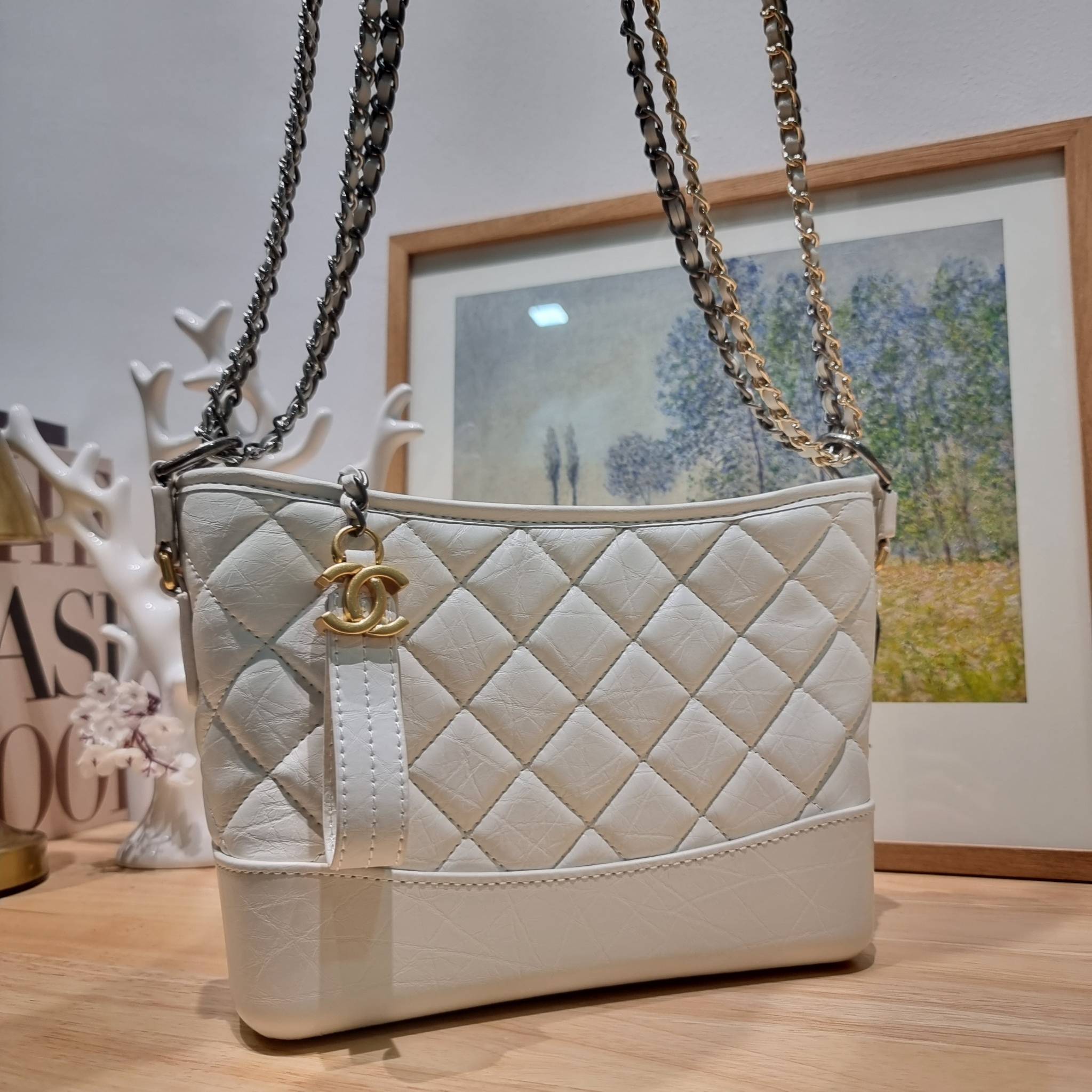 CHANEL Gabrielle Bag Medium สวยคลาสสิค No.1 ต้องยกให้ไอเท็มนี้เท่านั้น กับกระเป๋าสะพายซิกเนเจอร์ ดีไซน์ไม่เหมือนใคร เป็นเอกลักษณ์ ใช้งานได้หลากหลาย สะพายได้ไม่ซ้ำ