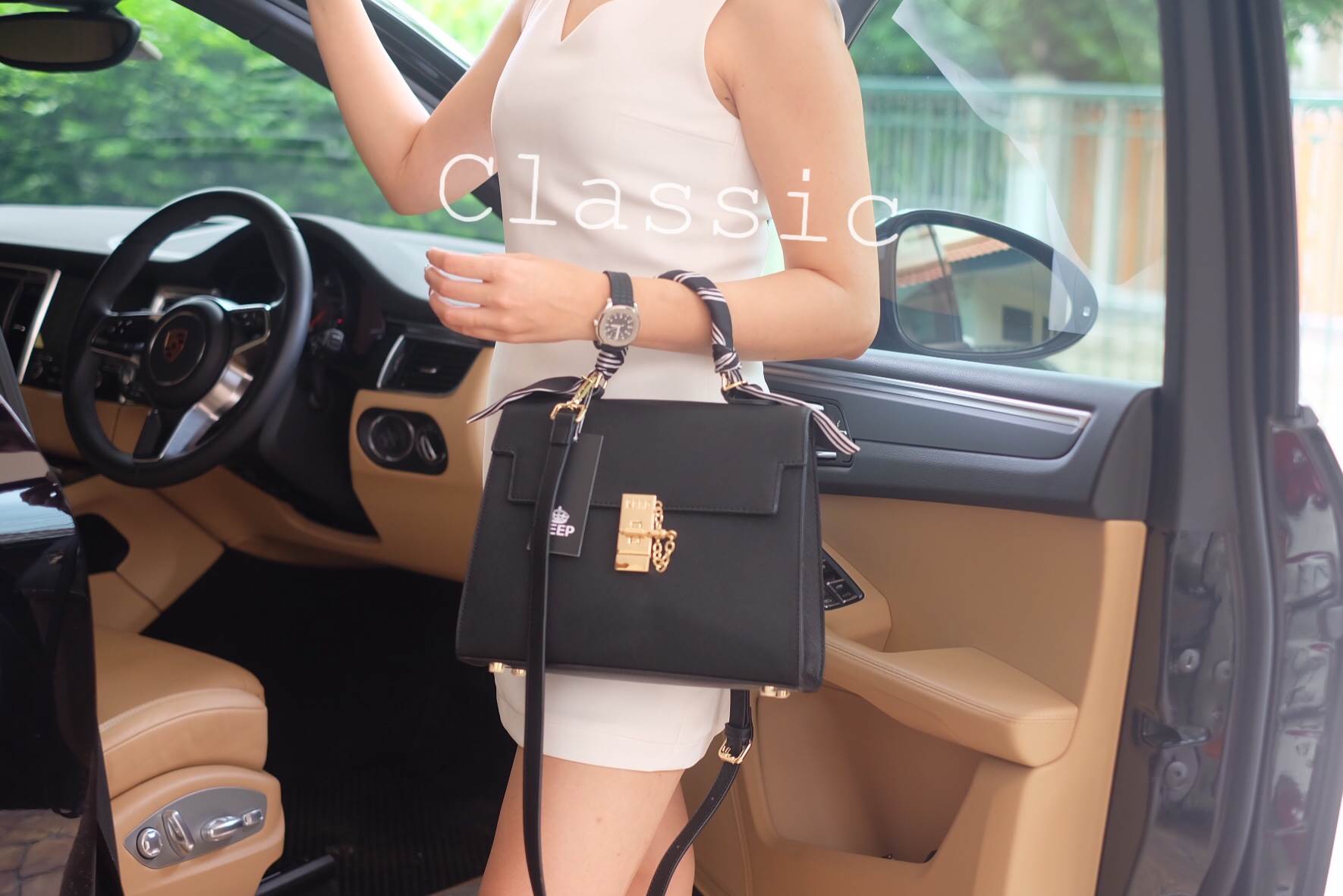 รุ่นใหม่ล่าสุด 👑จากแบรนด์ KEEP รุ่น Madame handbag *จุดเด่นที่ >หนัง saffiano ลายหนังสวย ดูแลรักษาง่าย >สีดำ ถือสะพายเข้าง่ายกับทุกชุด > อะไหล่ทอง หรูมากคะ