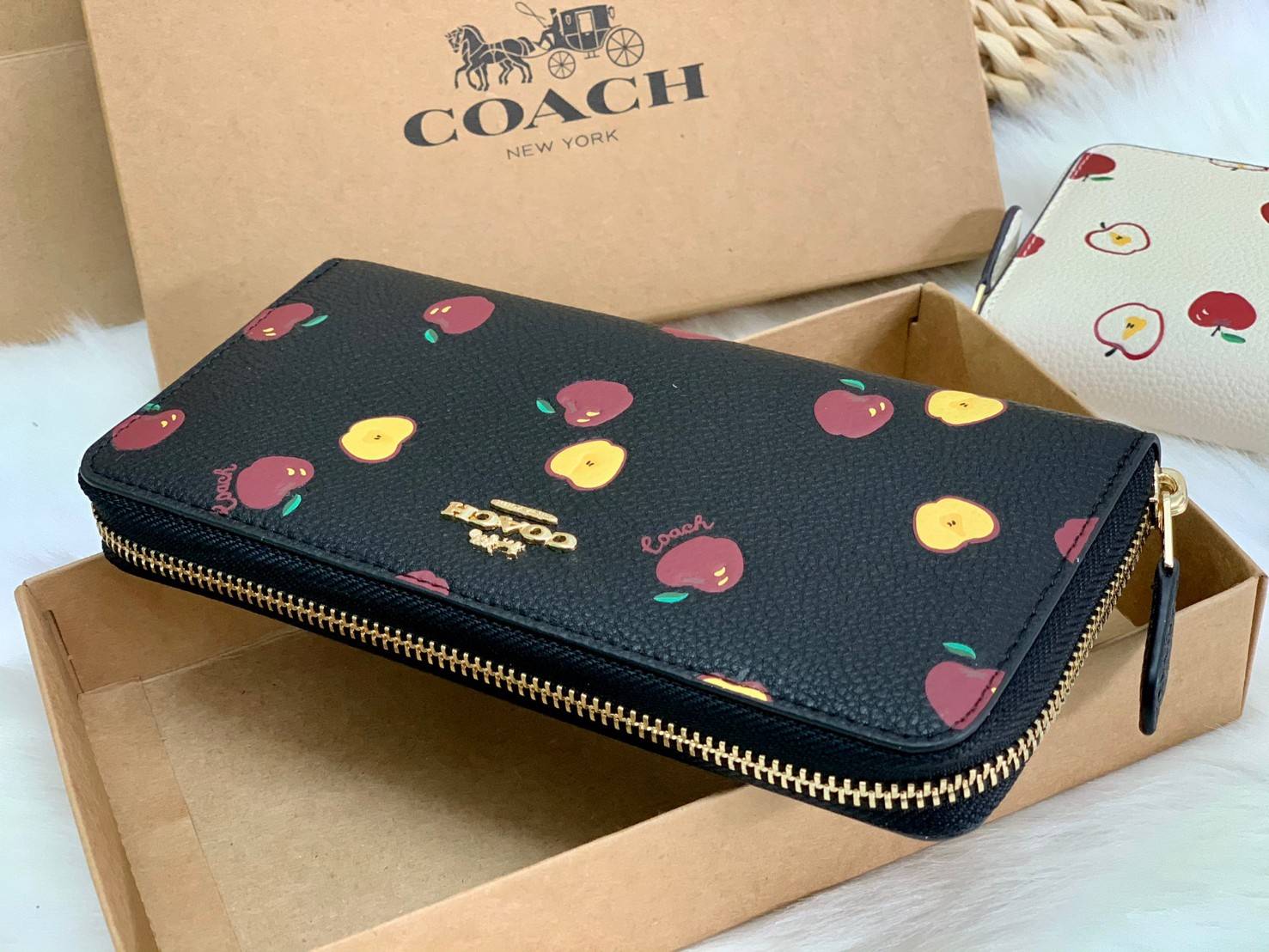 ของแท้ 💯% COACH LADIES FULL LEATHER APPLE PRINT LONG WALLET ((76546)) พร้อมส่งความสวย. สินค้าหายากค่ะ! กระเป๋าเงินใบยาว ซิปรอบ หนังแท้