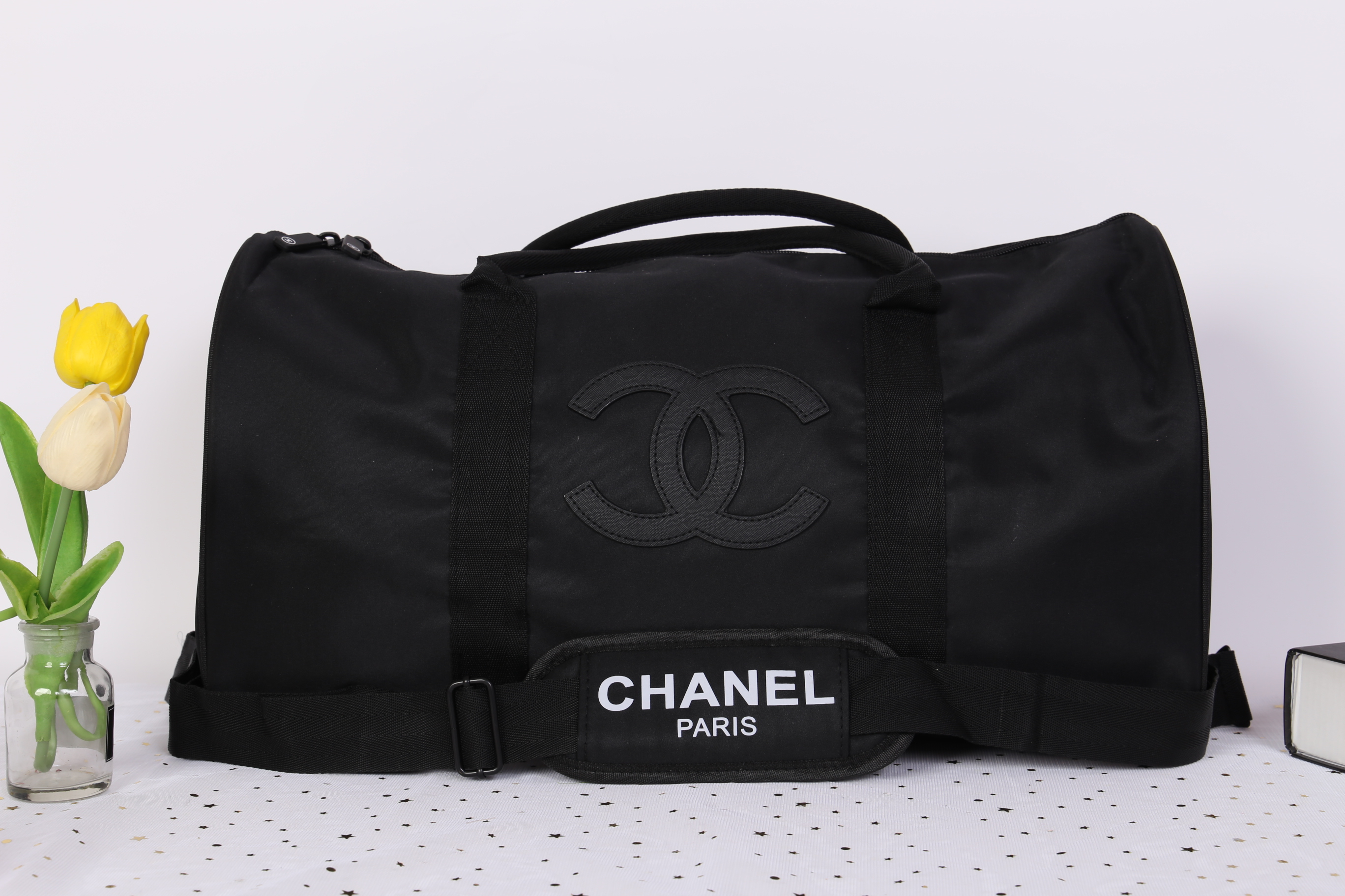 Best Seller ♡♡💃💃 กับทรง travel & fitness bag กับ Chanel VIP Gift Bag Travel Bag Gym Duffel Weekend จากงานพรีเมี่ยมกิ้ฟแบรนด์หรูอย่าง Chanel ของแท้100% ตัวกระเป๋าเป็นผ้า Oxford หนาอย่างดี **ปักโลโก้แบรนด์ดำสุดคลาสสิค เปิดปิดด้