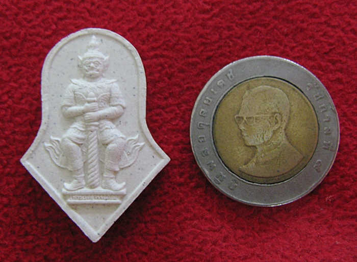 พระผงท้าวเวสสุวรรณ ใบจำปี หลวงพ่ออิฏฐ์ วัดจุฬามณี พ.ศ.2557 พร้อมใบคาถาค่ะ