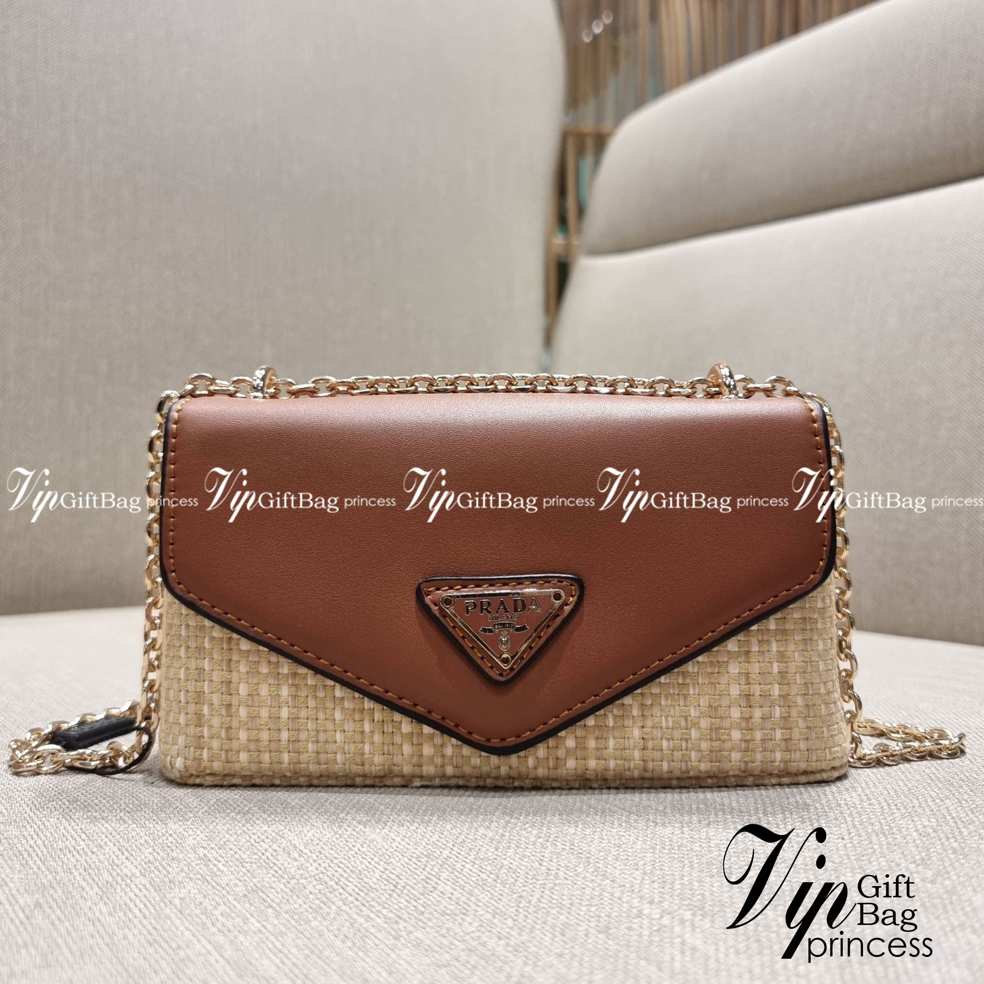 VIP 🥂 PRADA RAFFIA AND LEATHER SHOULDER BAG ลายสานกำลังฮิต! ปังไม่ไหว! ด้วยดีไซน์ล้ำทันสมัย ตกแต่งหนังแท้ผสานกับวัสดุจากธรรมชาติ ออกมาเป็นลายสานที่สวยหรู กับกระเป๋าสะพาย ไซส์กำลังน่ารัก ใส่โทรศัพท์ได้ พกพาง่าย เปิด-ปิดด้วยกระดุมแม่เหล็ก ภายในเป็นช