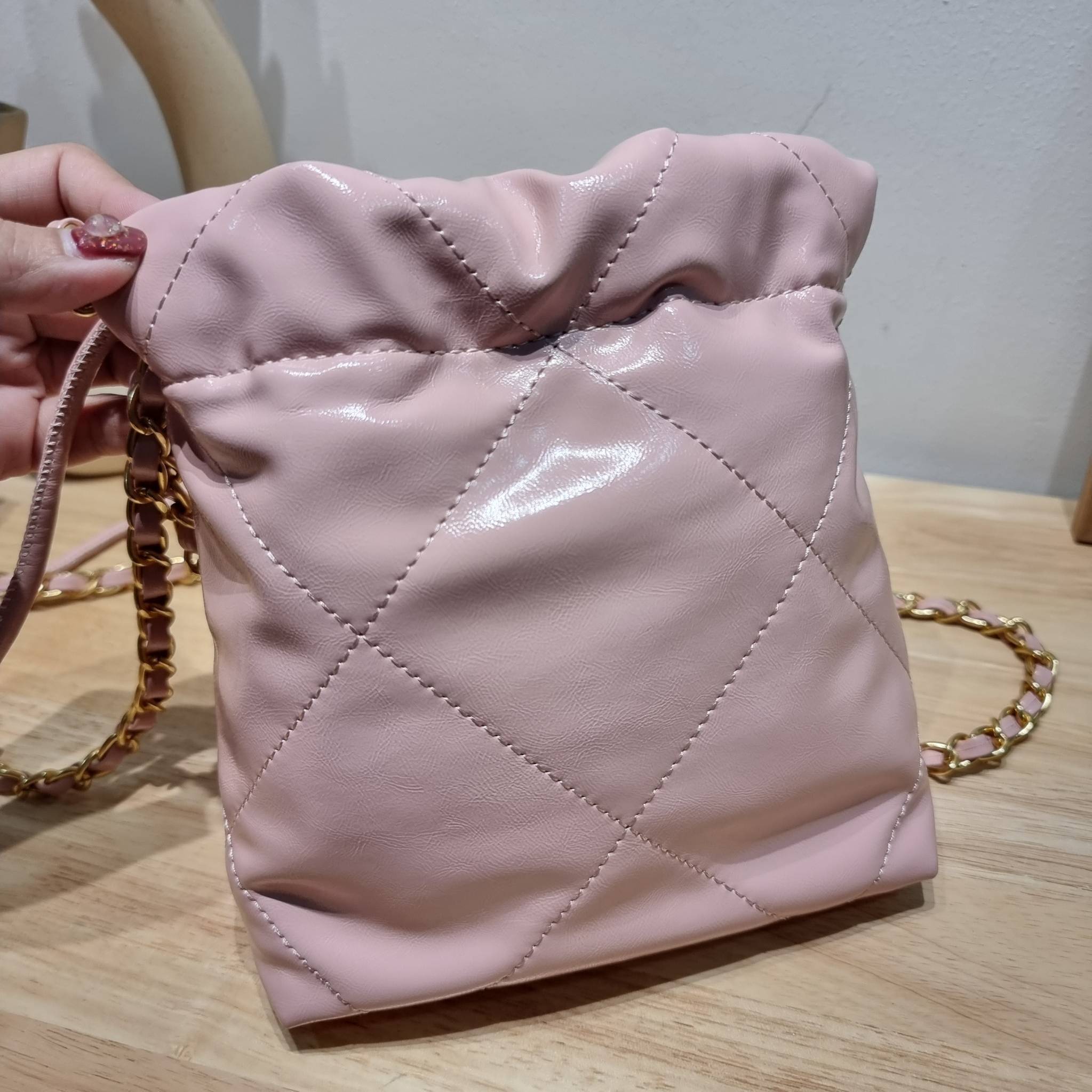 Chanel 22 mini bag / CHANEL 22 MINI HANDBAG พร้อมส่ง 4 สี กระเป๋าสะพาย ดีไซน์เรียบหรู โดดเด่นจากสายสะพายโซ่สีทอง และเหรียญโลโก้ ใช้ได้ง่ายๆไปเลยทุกโอกาส