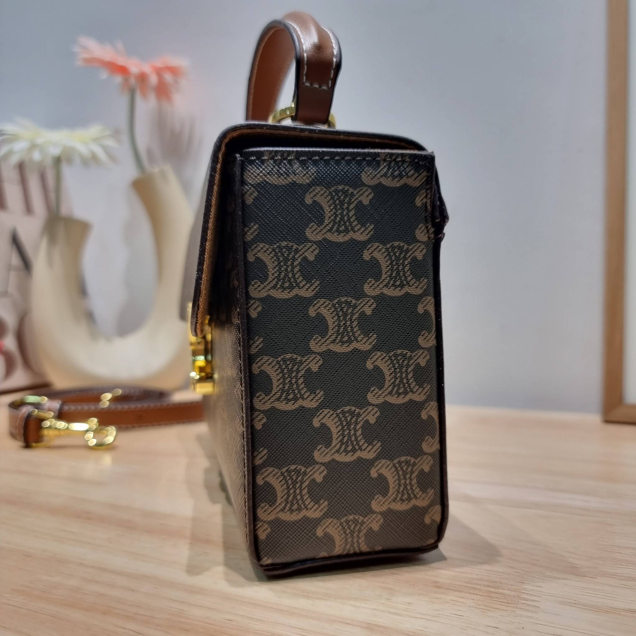 CELINE BOX TRIOMPHE IN TRIOMPHE CANVAS กระเป๋าสะพายสวยอยู่ทรง ดีไซน์เอกลักษณ์ ใช้งานง่ายด้วยอะไหล่กดล็อค วัสดุหนังแคนวาสทนทาน