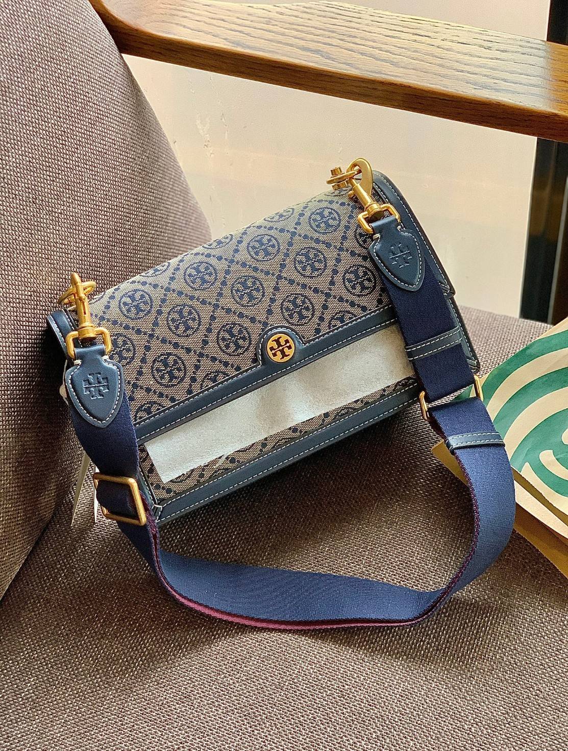 คุณภาพจัดเต็มกันเลยค่าา😘Tory Burch T Monogram Jacquard Shoulder Bag ห้ามพลาด! กระเป๋าสะพายแบบครอสบอดี้ร์ วัสดุJacquard+หนังแท้ชั้นดี ได้ลงตัวสวยงาม รูปแบบร่วมสมัยตามแบบฉบับแบรด์ได้ดีทีเดียวค่ะ! เปิดปิดกระเป๋าแบบอะไหล่แบรนด์ล็อคแม่เหล็ก