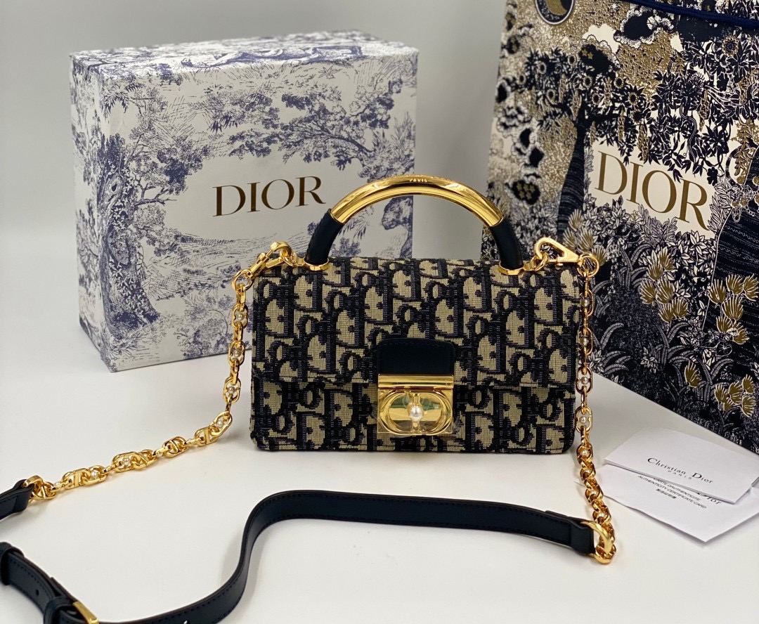 Mini Dior Ange Bag Macrocannage CD clasp with white resin pearl กระเป๋าถือพร้อมสายสะพาย ประดับตัวล็อคมุก สวยงามเหนือกาลเวลา เกรดออริ 1:1 ใช้งานต่างประเทศได้