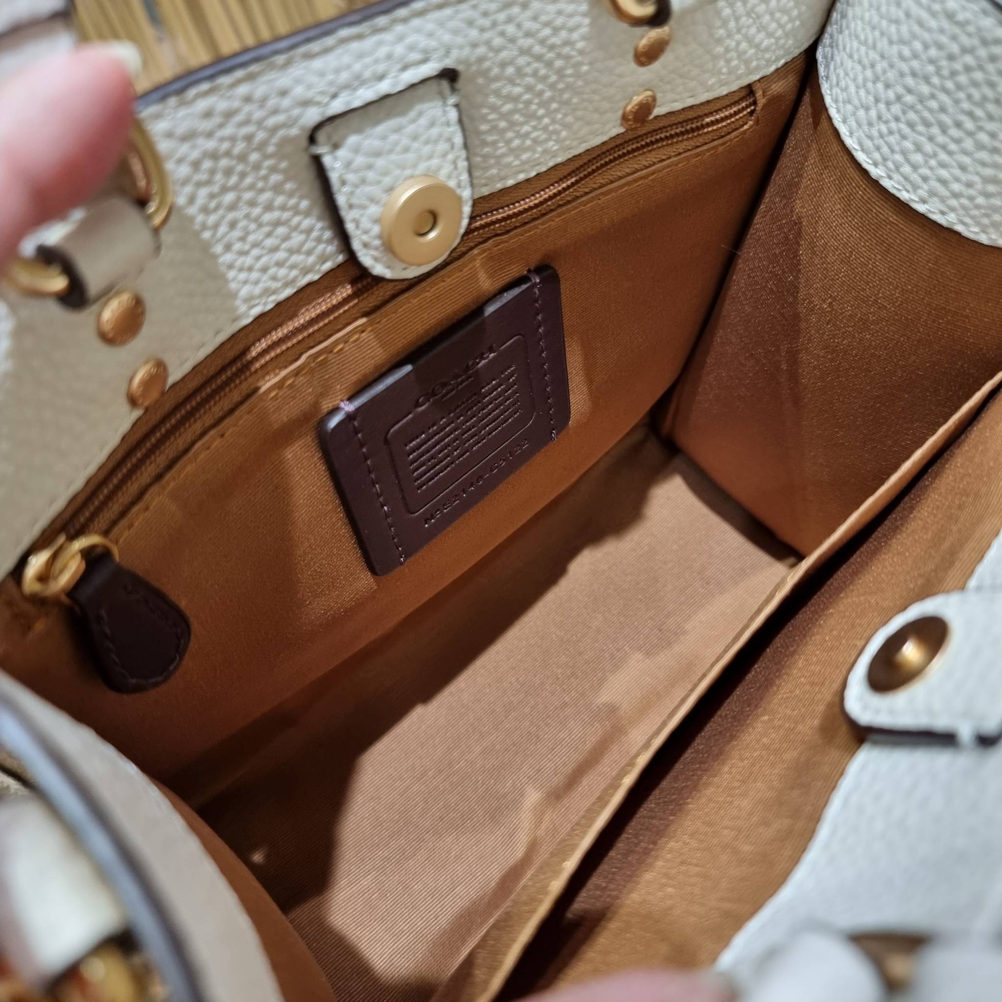 OUTLET 】COACH C5122 DEMPSEY TOTE 22 IN SIGNATURE CANVAS แรงดี กระหน่ำยอดสั่งซื้อมากจ้าแม่!! กระเป๋าทรงโท้ท 22 ที่ขนาดน่ารักน่าใช้มากๆ สาวๆถูกอกถูกใจกันนับไม่ถ้วน!! ฟังก์ชั่นการใช้งานสะดวกที่สุด มีทั้งสายคล้องในตัว และสายครอสบอดี้ ดีไซน์คลาสสิคเรียบหรู วัส