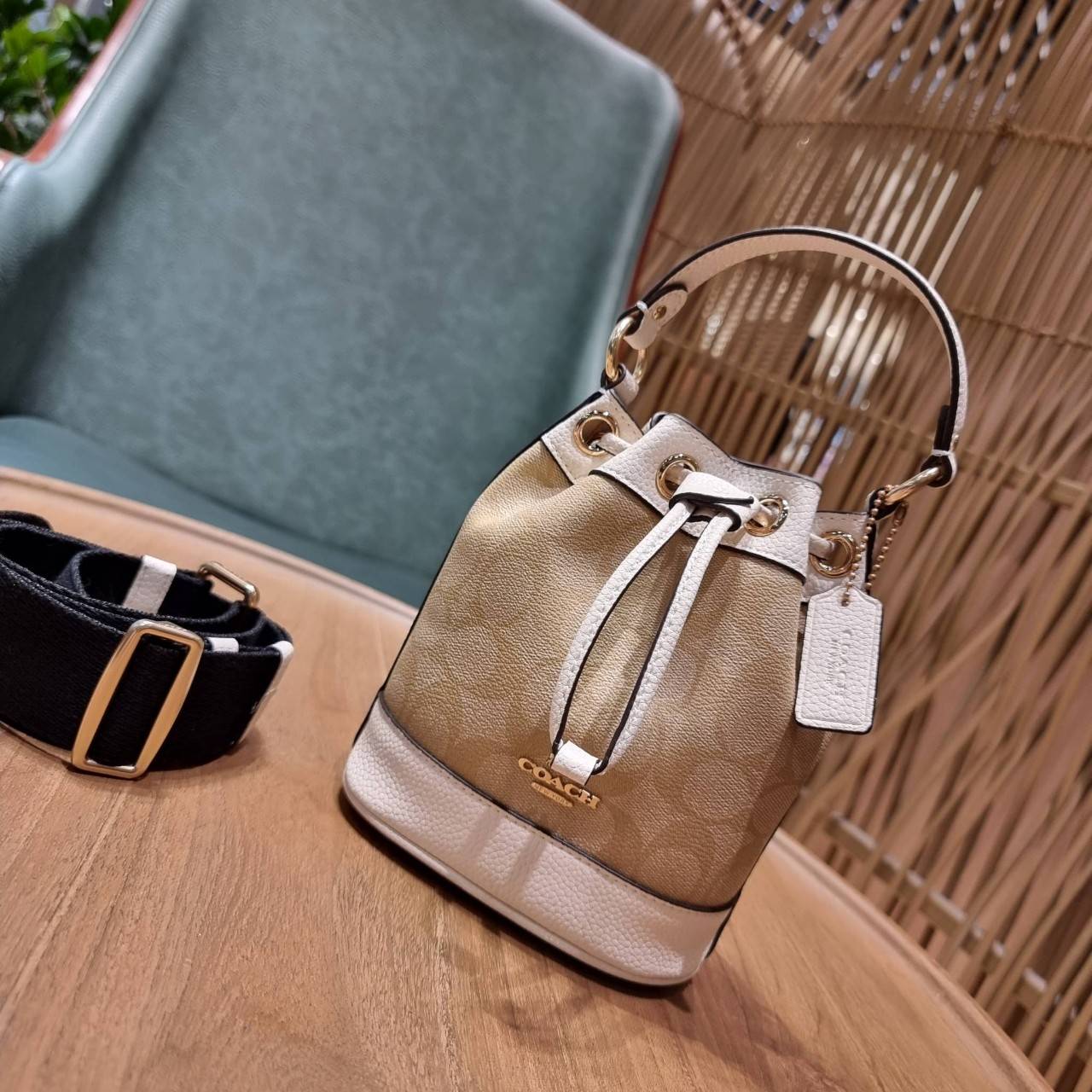 COACH C5121 DEMPSEY 15 DRAWSTRING MINI BUCKET BAG น้องคนสวยมาใหม่จ้า รุ่นใหม่กริ๊บ!! ยังไม่เข้าช็อปไทย ละมุนคุณหนูต้องมาแล้วแหละ กระเป๋าทรงถังไซส์มินิ ใช้งานง่ายด้วยการรูดหนังปิดรอบปากกระเป๋า ทุกอย่างลงตัวที่สุด!! มาพร้อมตัวห้อยรูปหัวใจสีทองกุ๊กกิ๊ก น่ารั