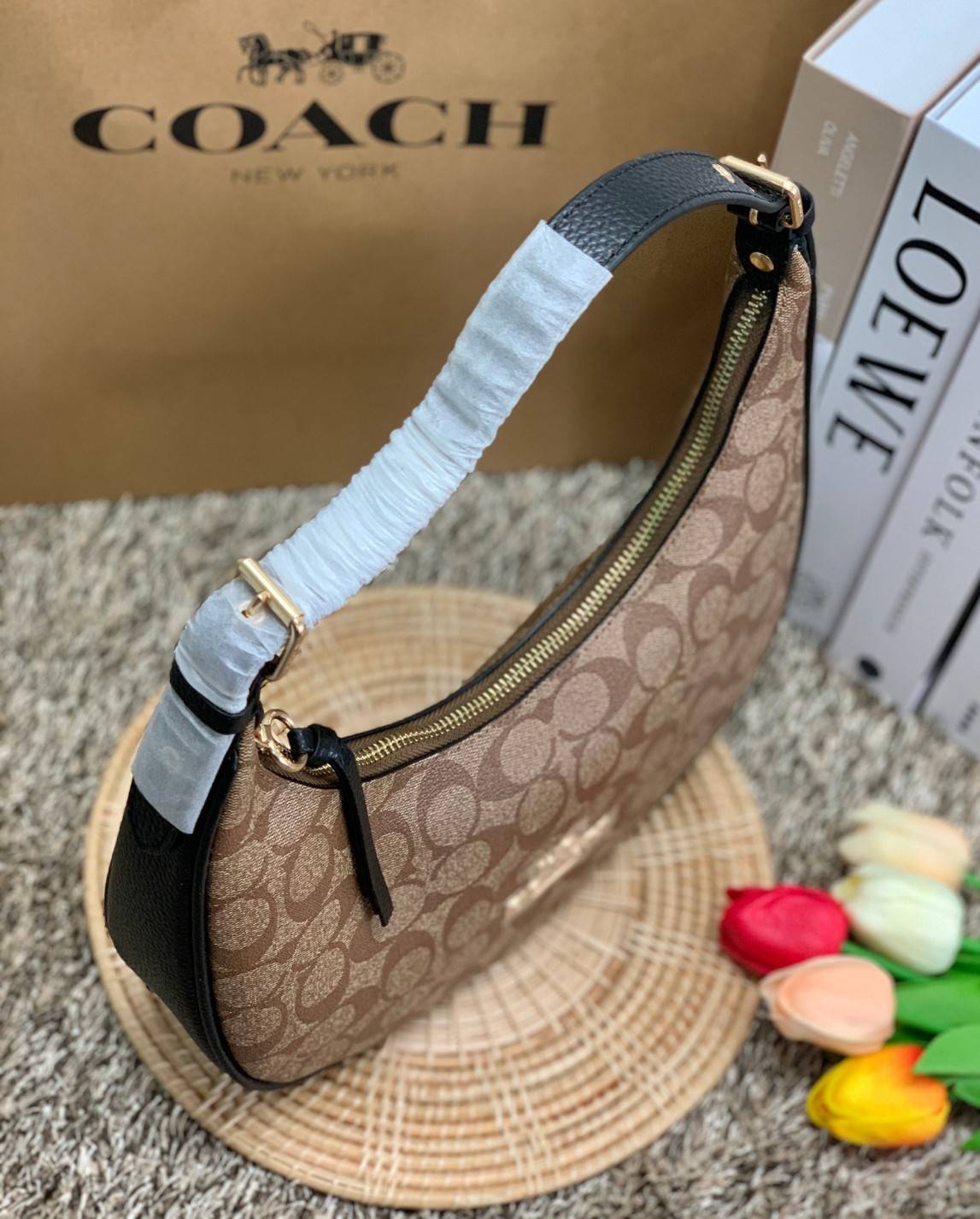 COACH BAILEY HOBO WITH WHIPSTITCH ((C4108//C1322)) พร้อมส่งที่ไทย!! สวยจริงไม่จกตาแน่นอนค่าา กระเป๋าทรงโค้ง ใช้แบบหิ้วหรือคล้องไหล่ก็ดูดี ใช้วัสดุหนังแท้ชั้นดี หนังสวยมากๆค่ะ ด้านหน้าใช้อะไหล่แบรนด์ตัวใหญ่ หรู ดูสะดุดตามีเดียว