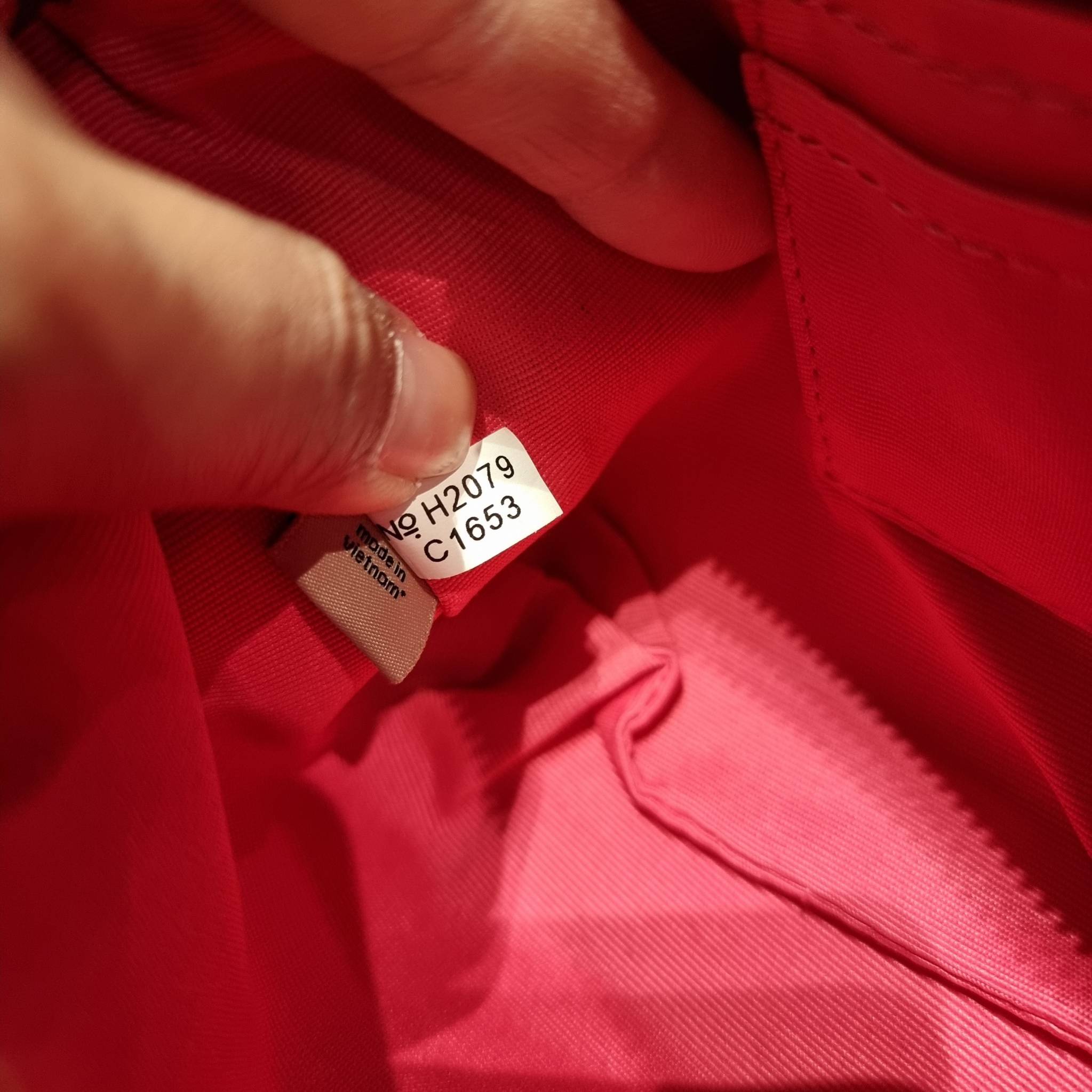 COACH C1653 ZIP TOP CROSSBODY SIGNATURE CANVAS คอลเลคชั่นใหม่ ปังและสวยไปอีกหนึ่ง สาวๆตามหาต้องไอเท็มนี้ กระเป๋าสะพายข้าง ใช้งานง่าย สายสะพายในตัว ปรับได้สบายๆ ดีไชน์รูปทรงออกมาคลาสสิค น่าใช้ วัสดุหนังแคนวาส เปิด-ปิดด้วยซิป ภายในเป็นช่องโล่ง มีช่องใส่บัตร