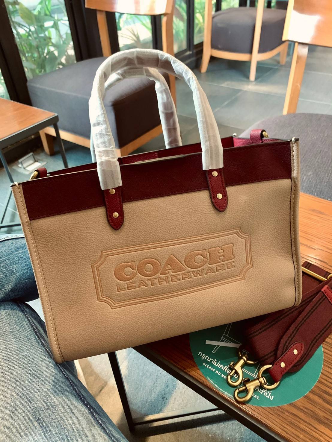 COACH FIELD TOTE IN COLORBLOCK WITH COACH BADGE ((C6035)) 📌พร้อมส่ง ยังไม่มีในไทยแน่นอนนจ้าา😘 กระเป๋าทรง Tote ที่สาวๆต้องมีติดตัวสักใบ! รุ่นนี้ใช้หนังแท้อย่างดี หนังนิ่ม สวยมากๆค่ะ หลงรักแน่นอน