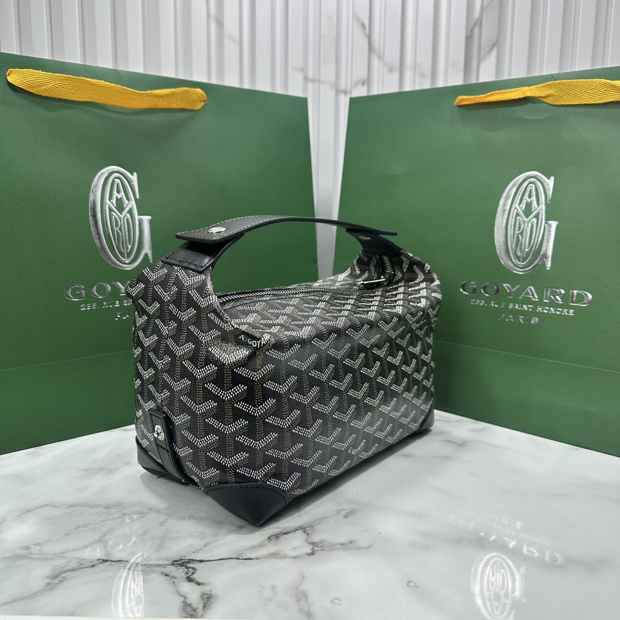 ORI หนังแท้ | Goyard Bowling 25 Toiletry Bag / Goyard Pouch กระเป๋าทรงพอช พร้อมสายถือจับถนัดมือใช้งานง่ายกะทัดรัด ตอบโจทย์ความเรียบง่ายแต่คลาสสิก ใช้ได้ทั้งชายหญิง หรูหรา ติดแกรมที่สุด เป็นรุ่นตามหา ที่ตอนนี้มีพร้อมส่งแล้วค่า