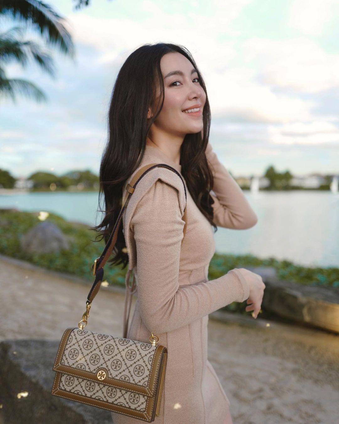 TORY BURCH 81000 MINI T MONOGRAM JACQUARD SHOULDER BAG คอลเลคชั่นฤดูใบไม้ผลิ 2021 กระเป๋าสะพายรุ่นใหม่จาก Tory Burch ดีไซน์สวยคลาสสิค แฝงไว้ด้วยความหรู ลวดลายผ้าแจ็คการ์ด T Monogram บนกระเป๋า Tory Burch นี้ เป็นการยกย่องให้กับงานควิลท์ชาวเพนซิลเวเนียดัตช์