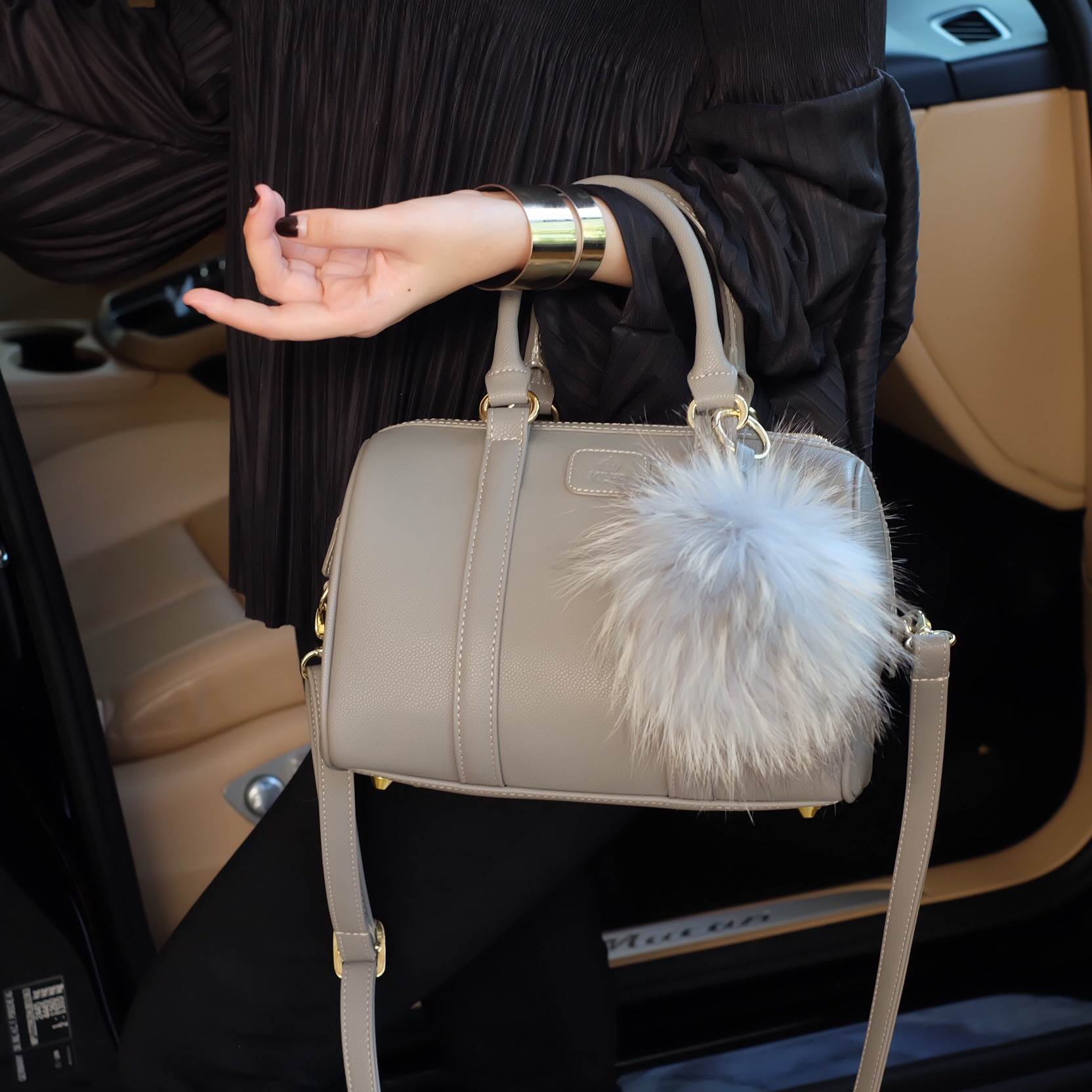 รุ่นขายดีที่สุด !! สีใหม่มาเพิ่มค่า 😘🙏🏻 👜ดีเทลกระเป๋า 🌵สินค้าขายดี ขนาด มินิ สวยมากคะ >> รุ่น KEEP leather Pillow bag สวย น่ารัก ขนาดตอบทุกโจทย์การใช้งาน เห็นแล้ว หลงรักเลยคะ ตัวกระเป๋าขนาดกำลังดี จุของคุ้ม หน