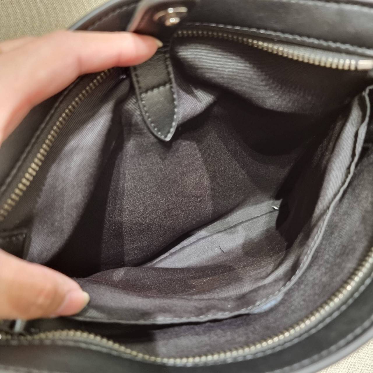 COACH F26068 CHARLES CROSSBODY IN SIGNATURE CANVAS WITH VARSITY STRIPE อีกหนึ่งรุ่นสุดฮิตเอาใจหนุ่มๆ กับดีไซน์แถบสีโดดเด่น กระเป๋าสะพายข้างทรงคลาสสิค ขายดี ไอเท็มทีเด็ด วัสดุหนังแคนวาสเคลือบลายสลับหนังแท้ เปิด-ปิดด้วยซิป และมีช่องแยกแบ่งสัดส่วนด้านหน้ากระ