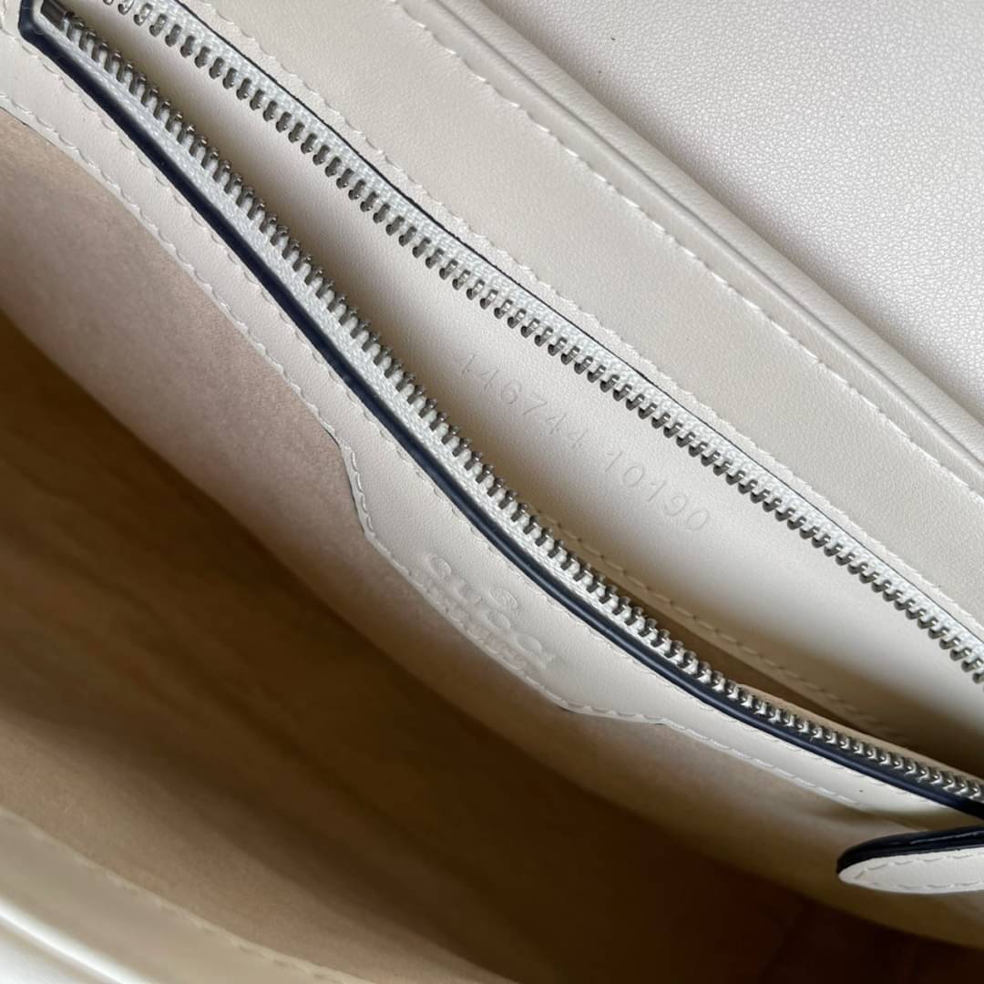 หนังแท้ 26cm GUCCI GG Marmont leather shoulder bag แบบใหม่ล่าสุด ราคานี้หนังแท้คือคุ้มมากเลยค่าสาวๆ ต้องจัดแล้วน้าา ยกระดับความหรูให้กับตัวเองกันหน่อย ด้วยกระเป๋ารุ่นนี้!! ครอสบอดี้ที่ดีไซน์หรู อัพเลเวล ในราคาที่จับต้องได้ พร้อมเสิร์ฟความสวยตรงถึงบ้านแล้ว