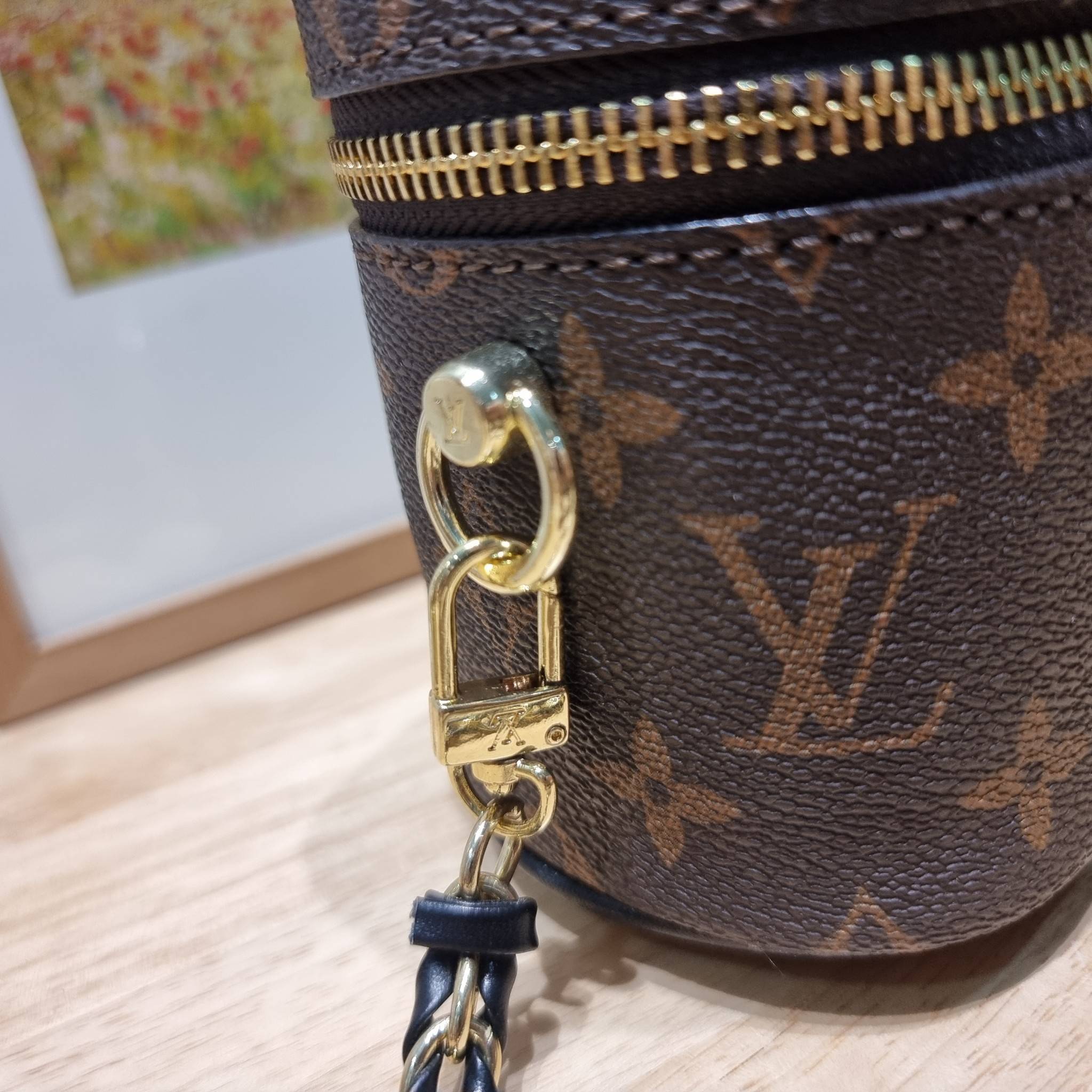 LV Vanity PM / Lv reverse monogram vanity bag กระเป๋าถือ/สะพาย สวยอยู่ทรง มาพร้อม box set สุดหรู adapt ใช้เป็นกระเป๋าเก็บเครื่องสำอางค์ ถือเชิดๆ หรือสะพายเลิศๆ ไปเที่ยว ไปไหนๆก็ดูแพง!! สวยจริงจัง!!
