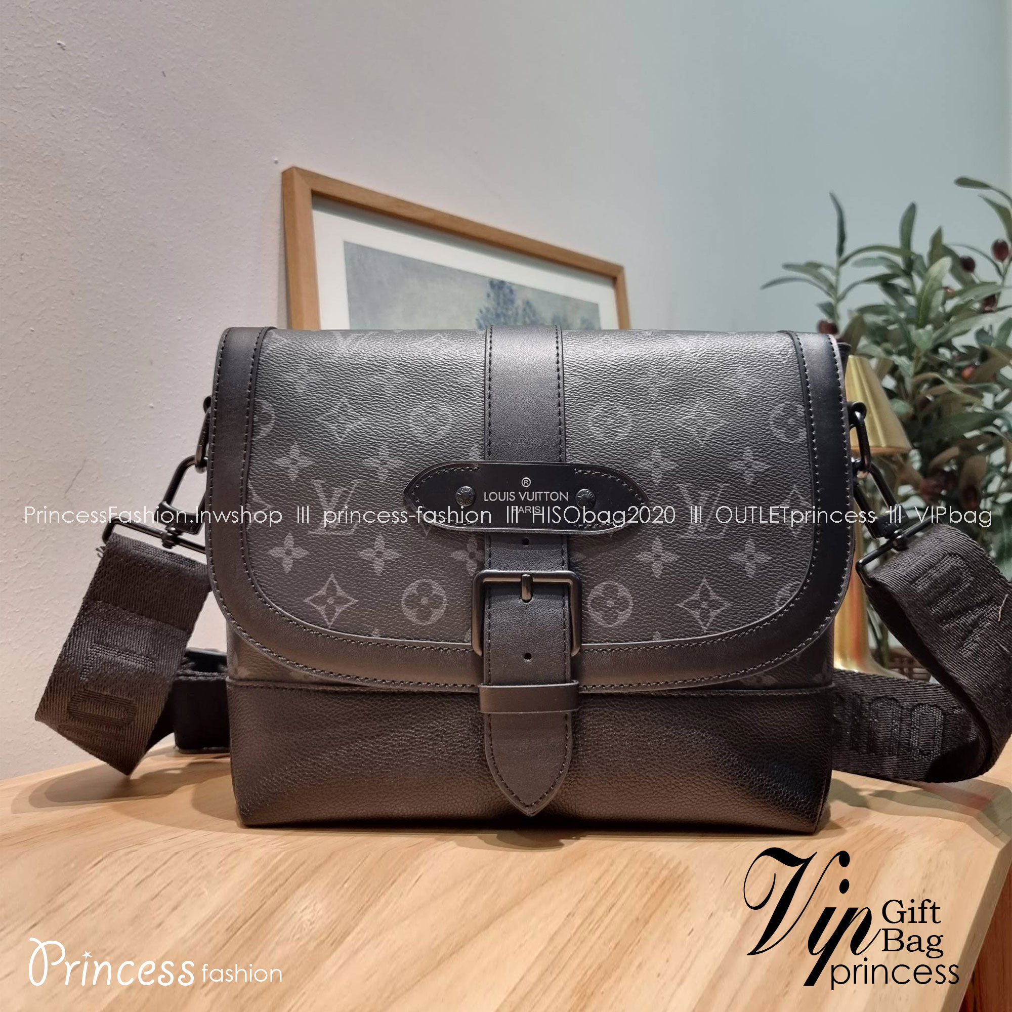 LV SAUMUR MESSENGER Monogram Eclipse Canvas Bag คอลเลคชั่นสุดหล่อ ใหม่ก่อนใคร กับกระเป๋าสะพายทรงแมสเซ็นเจอร์สำหรับหนุ่มๆ ดีไซน์คลาสสิคแฝงดีเทลความหรู
