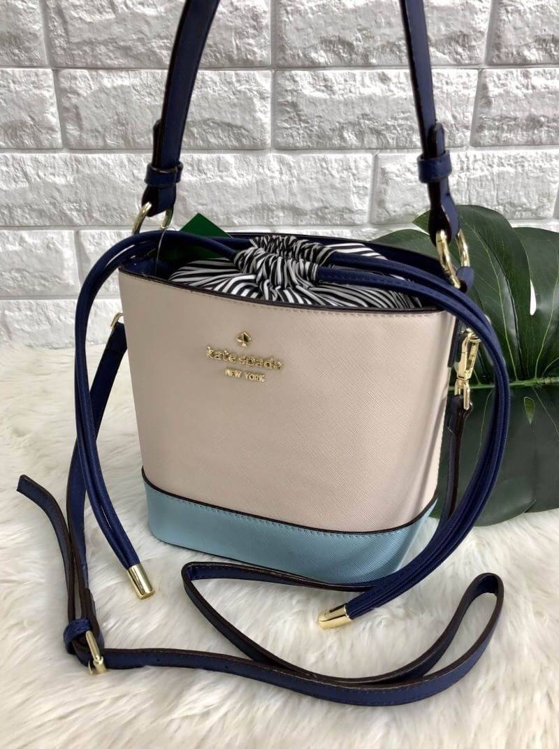 Kate spade new york cameron street pippa bag 2018 พร้อมส่งอีกรอบ กระเป๋าวัสดุหนัง saffiano ทรงถัง สามารถถือได้หรือสะพายข้าง ด้านหน้าติดอะไหล่แบรนด์ ปากกระเป๋าเปิดปิดแบบหูรูด ภายในกระเป๋าโล่ง ใส่กระเป๋าสตางค์ใบยาวได้ หรือของอื่นๆได้จุ มาพร้อมสายสะพายยาว ถอ