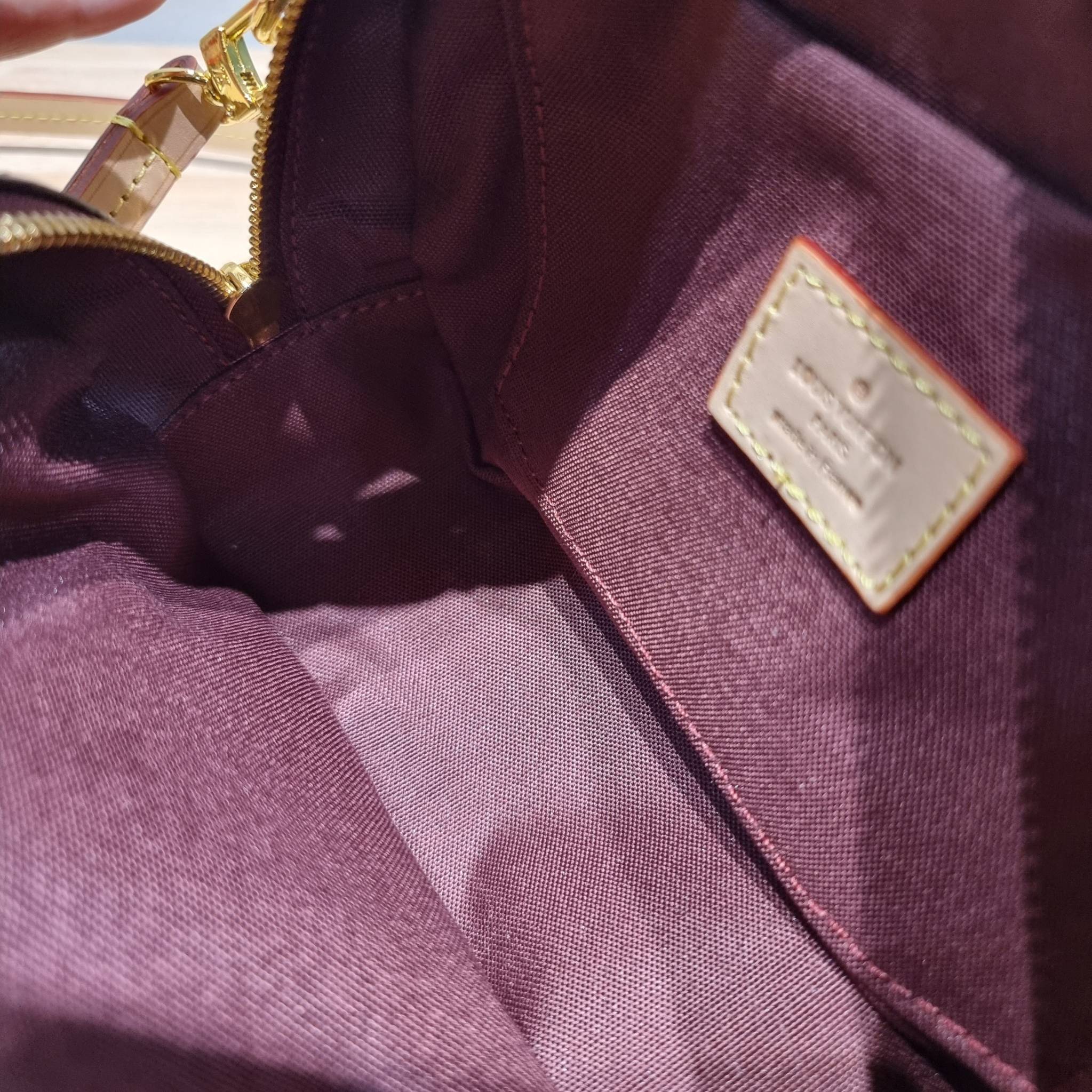 LV Deauville Mini Monogram Canvas bag เดอะเบสท์เซลเลอร์ ที่ใครก็ตามหา กับกระเป๋าสะพายทรงกล่อง ไซส์เล็กกะทัดรัด พกพาสะดวก รูปทรงสวยหรู วัสดุหนังแคนวาสสลับหนัง