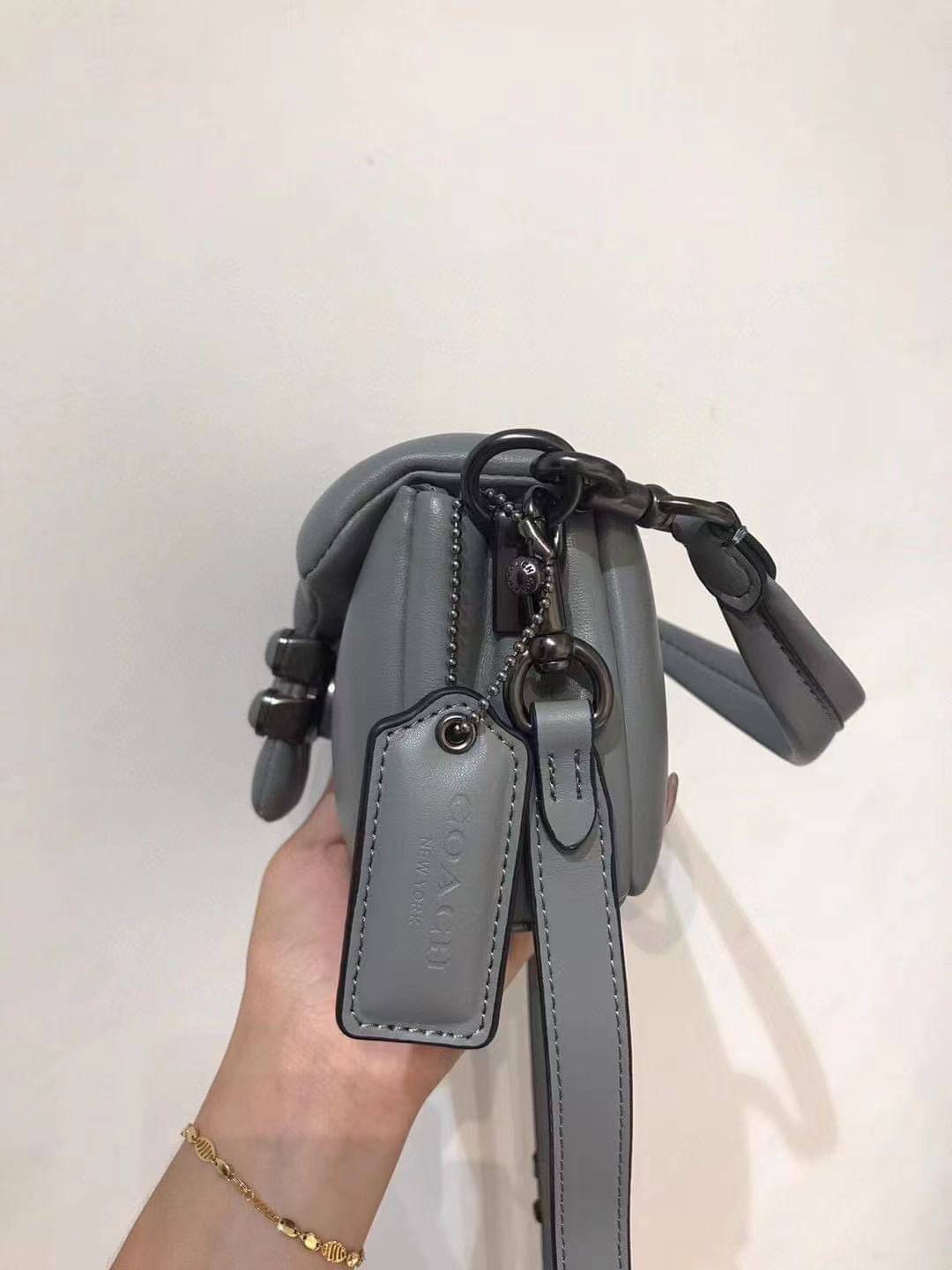 Coach Pillow Tabby Shoulder Bag 18 หนัง nappa หนานิ่ม นุ่มมากๆ รุ่นใหม่ล่าสุดค่ะ! พร้อมโลโก้รุ่นใหม่ด้วยเช่นกัน เพิ่มความหรู ดูดีเข้าไปอีกค่ะ เปิดปิดกระเป๋าแบบกระดุมแมาเหล็ก ภายในมีช่องใส่ของสองช่อง; สามารถใส่กระเป๋าเงินใบสั้นได้;พาสปอร์ตได้;มือถือได้ ค่ะ