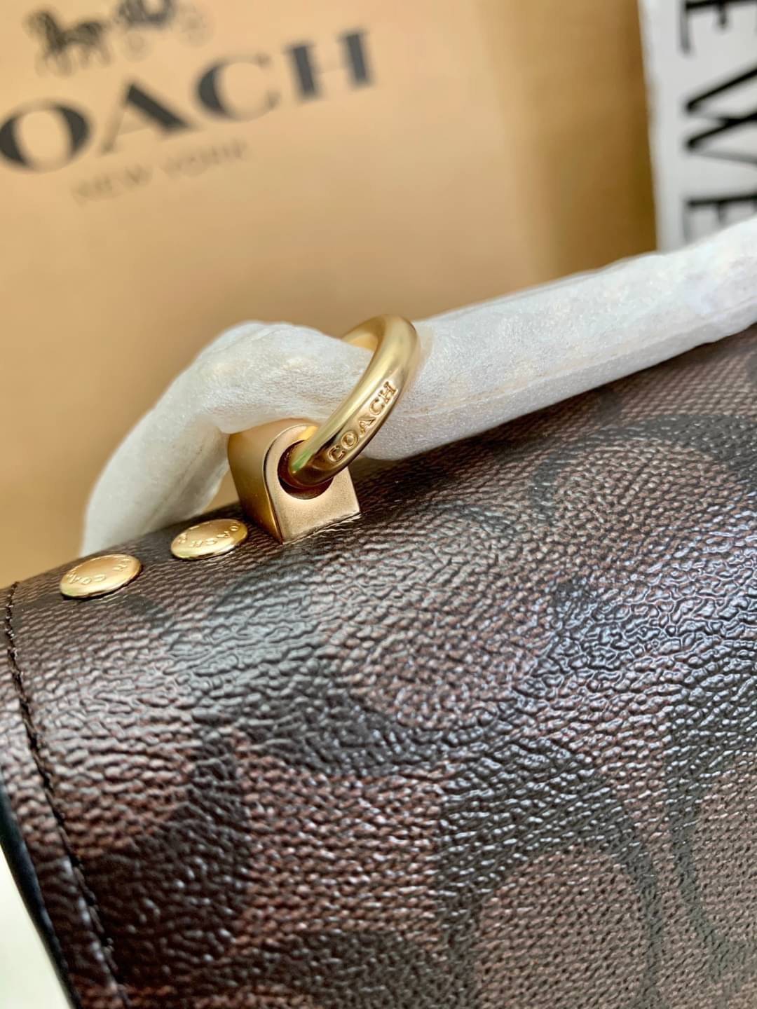 OUTLET 】COACH KLARE CROSSBODY IN SIGNATURE CANVAS WITH POP FLORAL PRINT ((C5797)) สวยมากๆ อยากให้ได้ไปจริงๆจ้าา พร้อมส่งที่ไทย สวยมากๆค่ะ 🌺 ✔️กระเป๋าสะพายแบบครอสบอดี้ร์ หนังแท้สวย ✔️พร้อมป้ายห้อยโลหะแบรนด์หรู 🌺จุดเด่นของรุ่นค