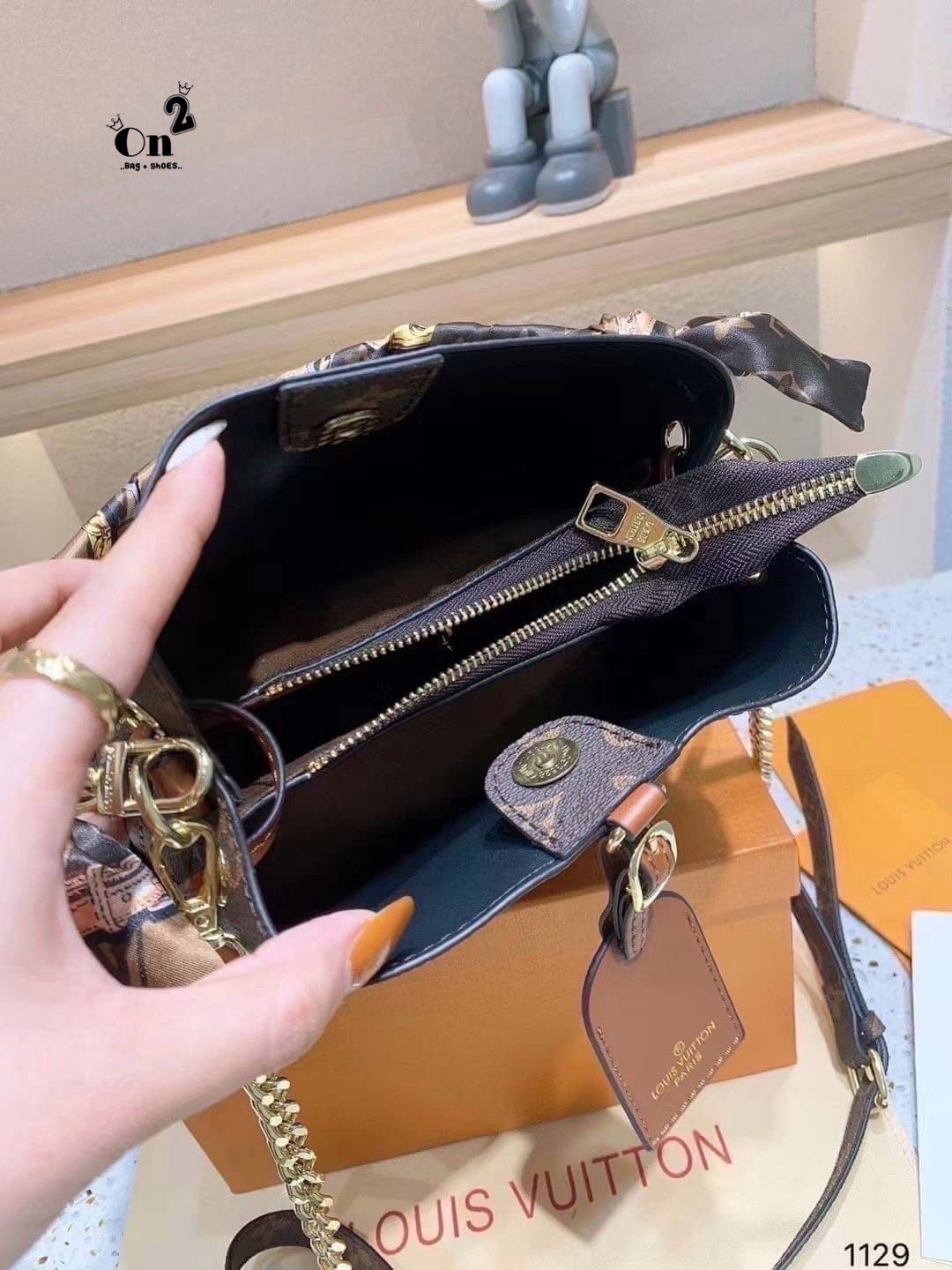 LV NeoNoe Monogram กระเป๋าสะพายทรงหรูหรา มีสไตล์ เป็นเอกลักษณ์ลงตัวสมบูรณ์แบบ จุของได้เยอะมาก ใบจริงสวยมากกกก ได้สวยก่อนใคร ต้องจัดแล้วจ้า พร้อมส่งความสวยที่นี่ ที่เดียว!!