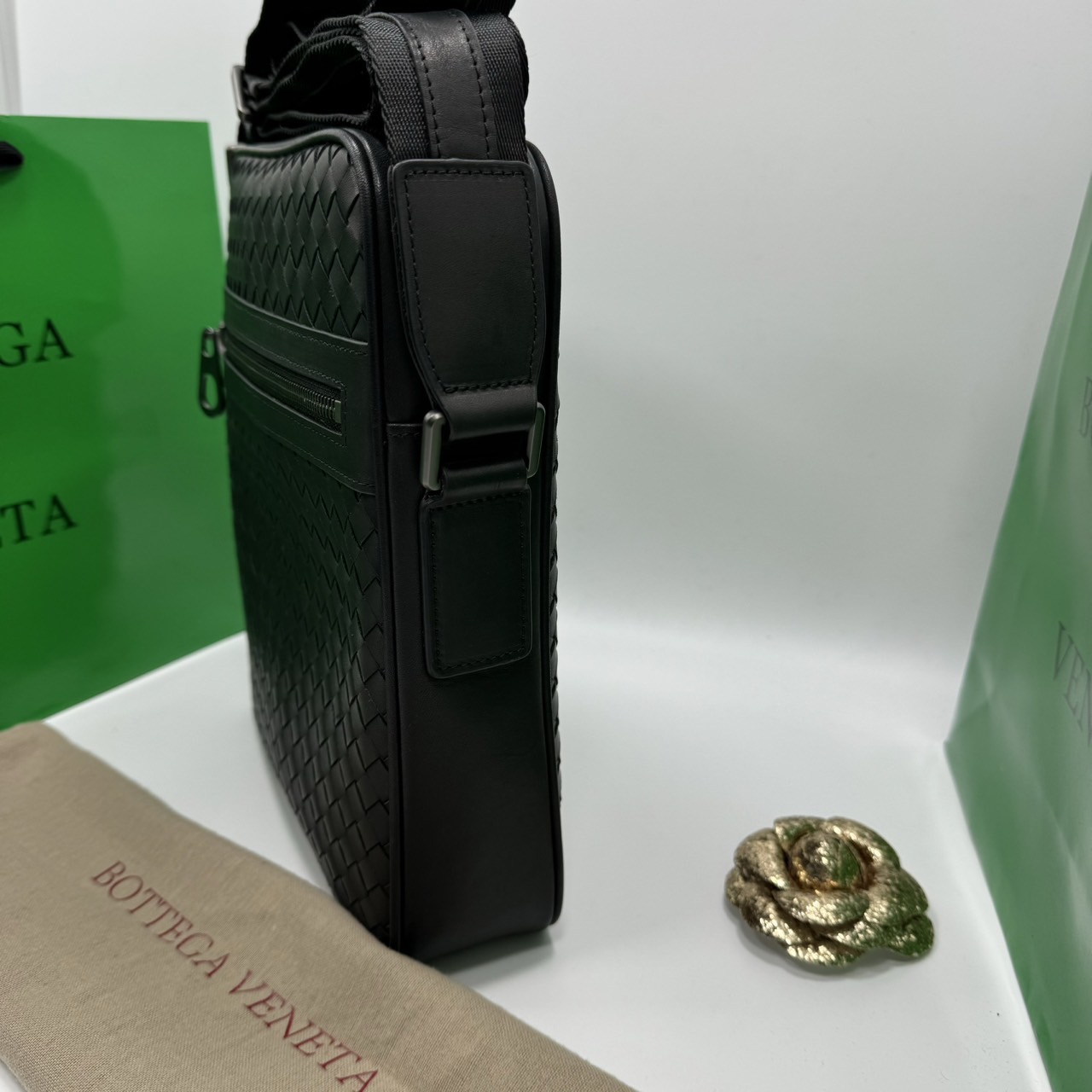 BOTTEGA Messenger Bag กระเป๋าสะพายเมสเซนเจอร์ ดีไซส์สานเป็นเอกลักษณ์ everyday look เอาใจหนุ่มๆ สวยเท่คลาสสิก เกรดออริ 1:1 ใช้งานต่างประเทศได้