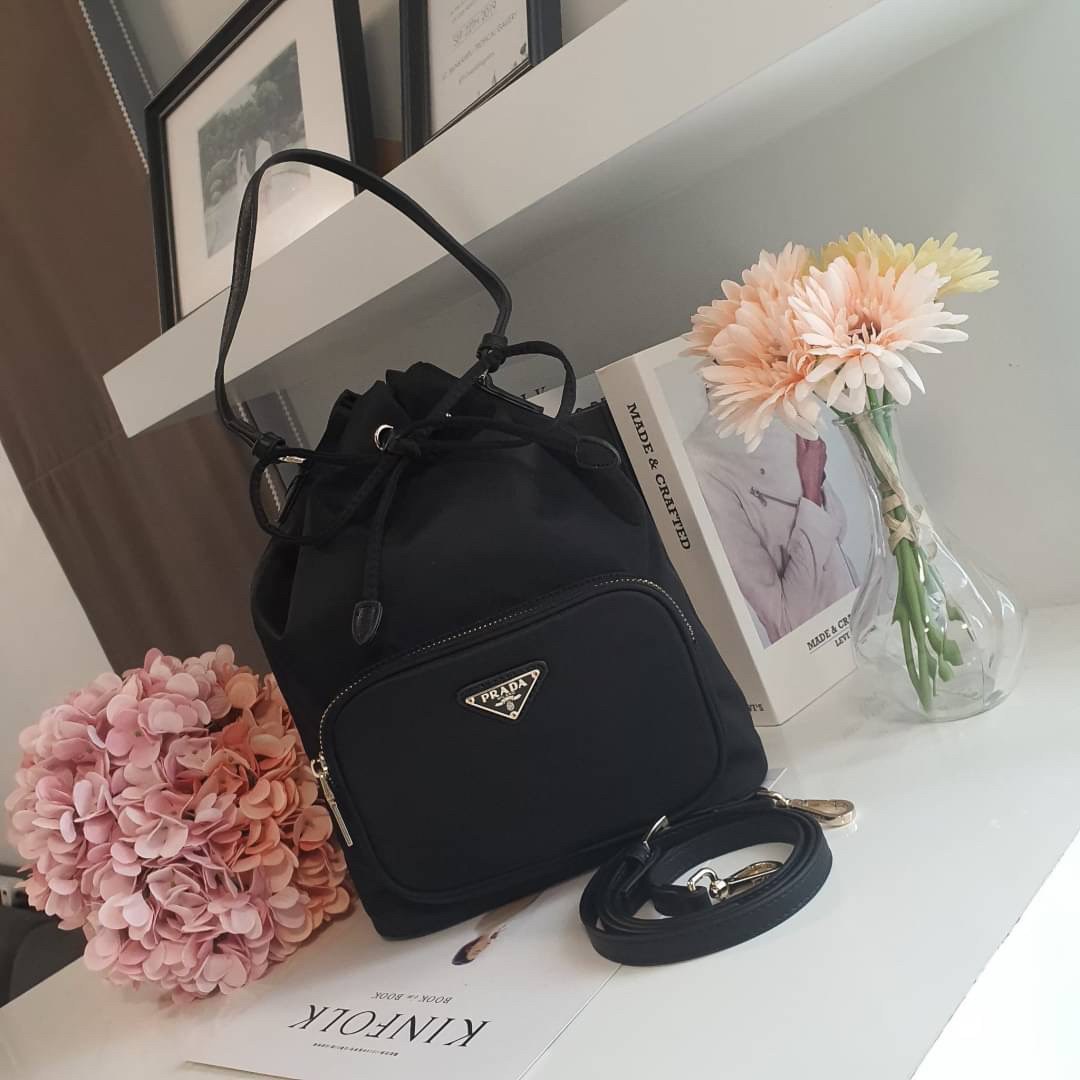 Size NORMAL : Prada Nylon Bucket Bag Black ใครๆก็หลงรัก **ทรงขนมจีบใหญ่ PRADA DRAWSTRING BAG กระเป๋าผ้า NYLON SILK เนื้อหนาซับในอย่างดี จุดเด่นคือ กระเป๋าสามารถ จุของได้เยอะมาก ด้านในมีช่องซิปพร้อมช่องใส่ของอีกหนึ่งช่อง น