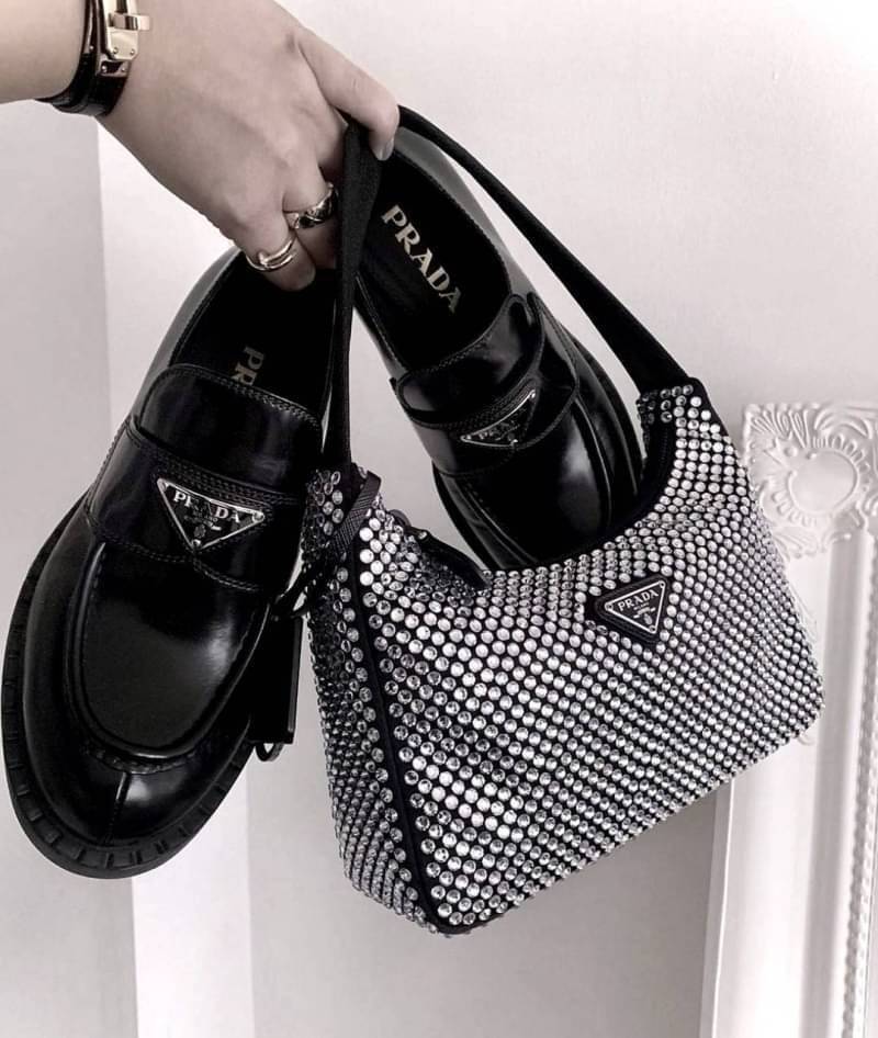 เซทสุดคุ้ม! ซื้อ1ได้ถึง3 PRADA CRYSTALS BAG WITH KEYCHAIN AND VACUUM BOTTLE VIP สวยหรูดูดี items นี้คุ้มมากๆได้ถึง3อย่างทั้งกระเป๋าสะพาย+พวงกุญแจ+กระบอกน้ำครบชุดไอเท็มแนะนำน่าใช้น่าสะสม