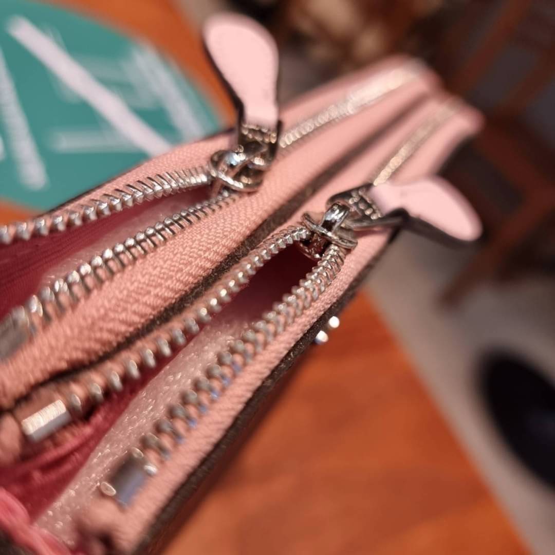 COACH F87591 DOUBLE CORNER ZIP WALLET IN SIGNATURE COATED CANVAS คล้องมือรุ่น 2 ซิป!! มาแล้วจ้า 🌟🤗 ไซส์นี้คือเหมาะมือจริงๆ พกง่ายเช่นเคย ไม่ต้องกังวลว่าจะเกะกะหรือกินพื้นที่กระเป๋าหลัก วัสดุหนังแคนวาสเคลือบลาย มีช่องหลักแยก 2 ช่อง ภายในบุผ