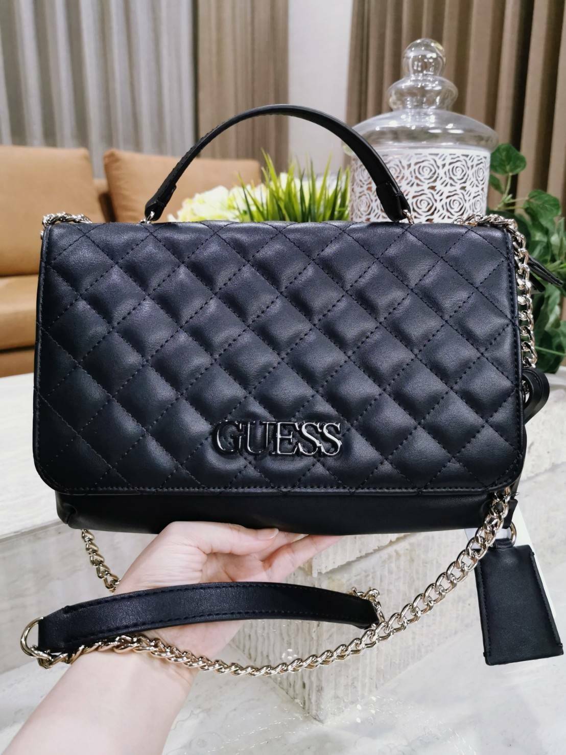 GUESS CROSSBODY BAG กระเป๋าสะพายรุ่นใหม่ล่าสุดทรงเหลี่ยมหนังนิ่มสวยเดินเส้นลายตารางอยู่ทรงด้านหน้าประดับโลโก้ GUESS สวยดูมีเปิดปิดด้วยฝาปิด ภายในมีช่องแบ่งสองช่องเป็นสัดส่วนใส่กระเป๋าสตางค์ใบยาว มือถือ ของจุกจิกได้เยอะ พร้อมสายสะพายโซ่ต่อหนังจะเลื่อนใช้สา