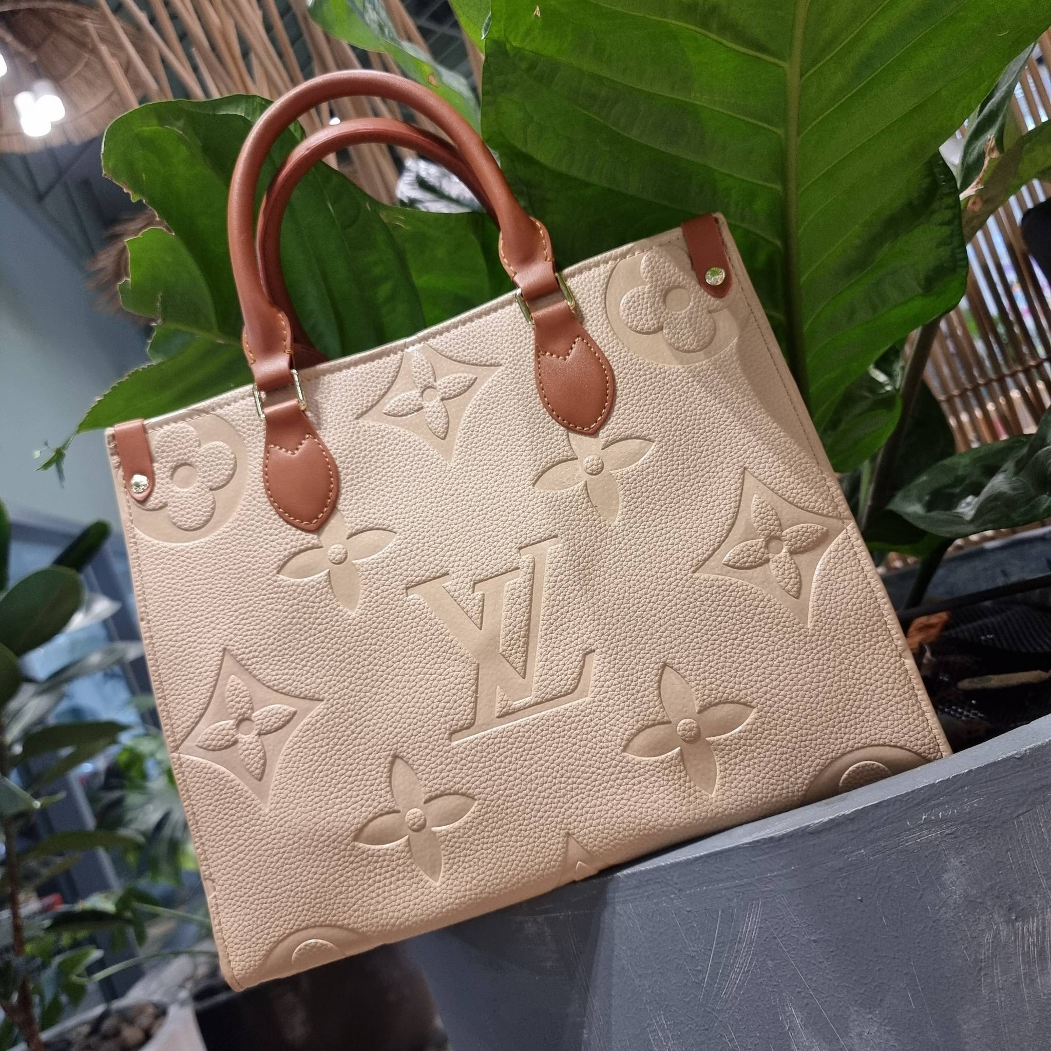 LV crossbody tote bag / LV Shopping Bag ดีไซน์สวยคม สมราคา ดูแพงไปอีก ด้วยดีเทลลายของหนัง crossgrain กระเป๋าทรงโท้ทคลาสสิค ผู้ดียืนหนึ่ง โทนสีใช้งานง่าย แมทช์ได้ทุกลุค มาพร้อมหูจับในตัว แบบหูหิ้ว และหูยาวสำหรับสะพายไหล่ เก๋มาก ชิคมาก ภายในโล่งกว้างมาก มีอ