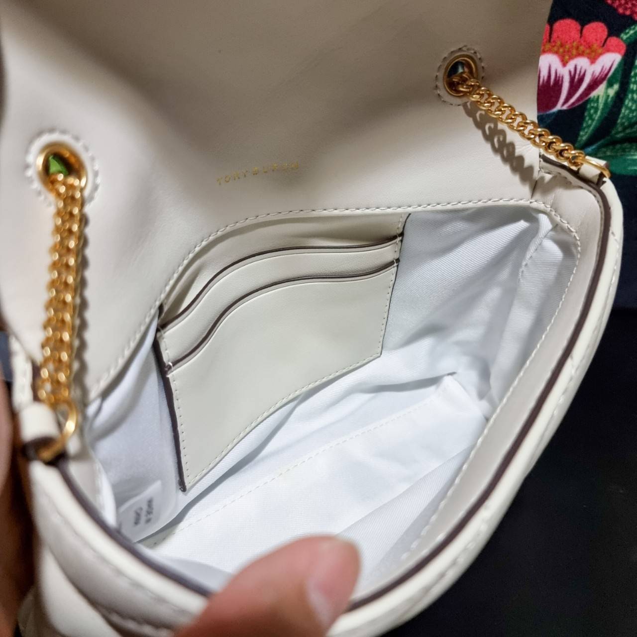 TORY BURCH KIRA CHEVRON EMBELLISHED LOGO MINI BAG ตามคำเรียกร้องจ้า!! ไซส์มินิ สะดวกใช้ พกพาง่าย สไตล์คุณหนู!! กระเป๋าสะพายข้าง ดีไซน์ทรงคลาสสิค โดดเด่นด้วยโลโก้ดีไซน์ประดับเม็ดสี เพิ่มมูลค่าและดึงดูดสายตามากขึ้น วัสดุหนังแกะ สัมผัสนิ่มมือ เปิด-ปิดด้วยกระ