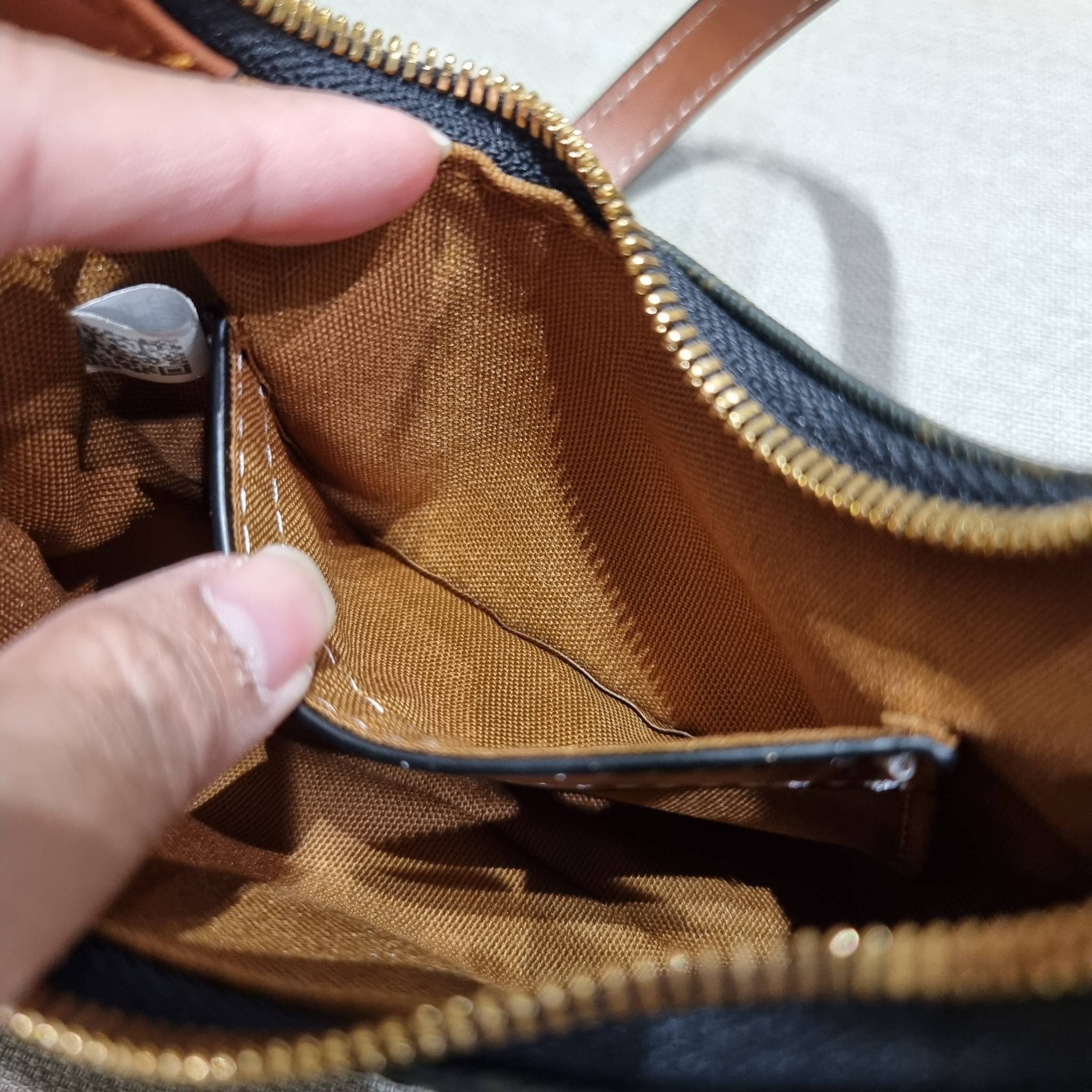 CELINE MINI AVA IN TRIOMPHE CANVAS AND CALFSKIN สวยเกินต้านกับน้องมินิ รุ่นสุดปัง ที่ใครเห็นก็ต้องว้าว กับกระเป๋าสะพายไหล่ ไซส์มินิ น้องน่ารักม้ากกก!! ไม่ไหว!! รูปทรงที่ไม่เหมือนใคร ใช้งานง่าย วัสดุหนังแคนวาสตัดสลับหนังแท้ สวยลงตัว รูดเปิด-ปิดด้วยซิป สายส