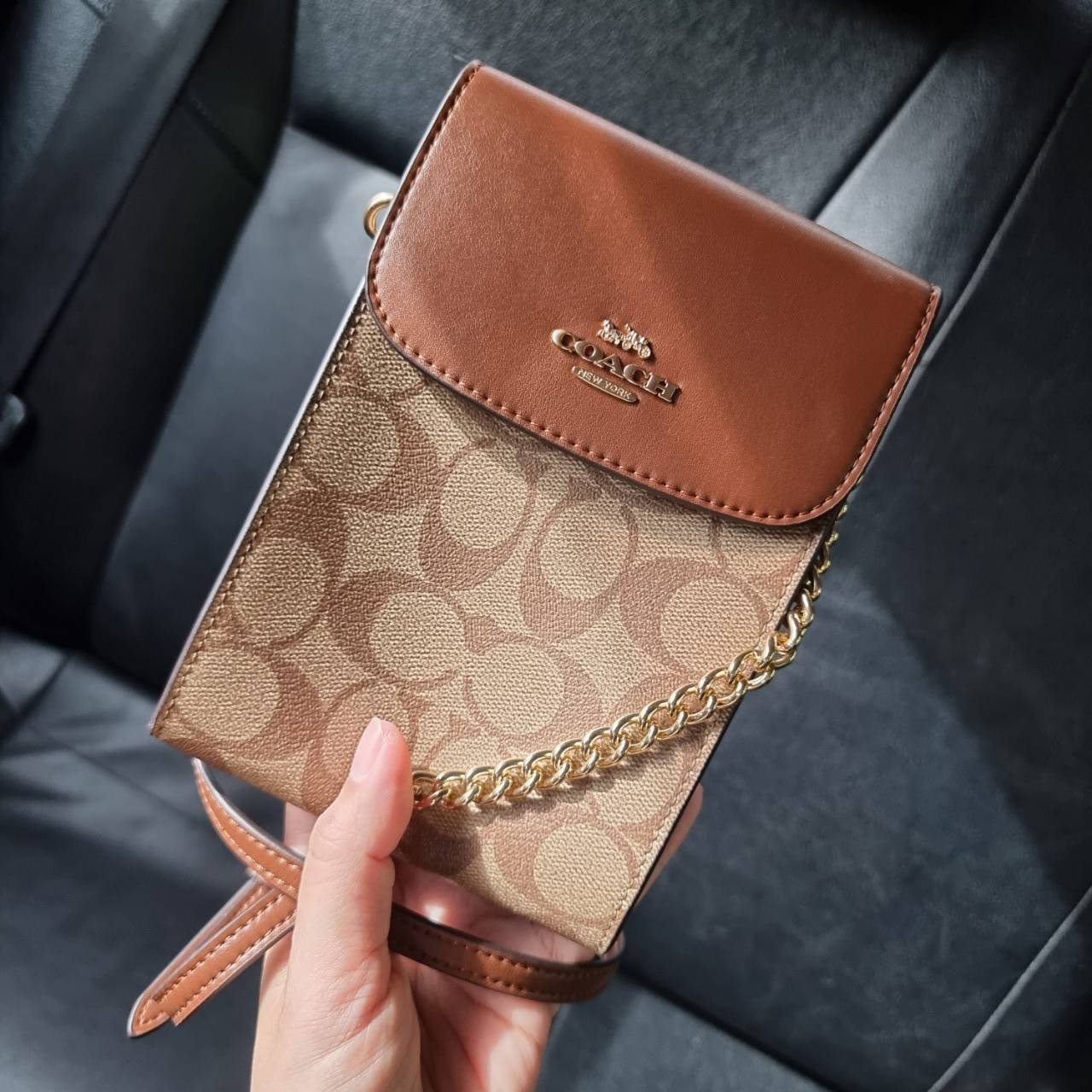 COACH 3051 RACHEL PHONE CROSSBODY IN SIGNATURE CANVAS HOT ITEM!! กระเป๋าสะพาย case phone ต้องมา ให้คุณพกพา gadget ล้ำไปได้ทุกที่ ใส่โทรศัพท์มือถือได้ทุกรุ่น ดีไซน์ใหญ่กว่าเดิม และยังมีช่องเก็บบัตรให้เพิ่มไปอีก ดีไซน์ลายซีคลาสสิค วัสดุหนังแคนวาส เปิด-ปิดด้